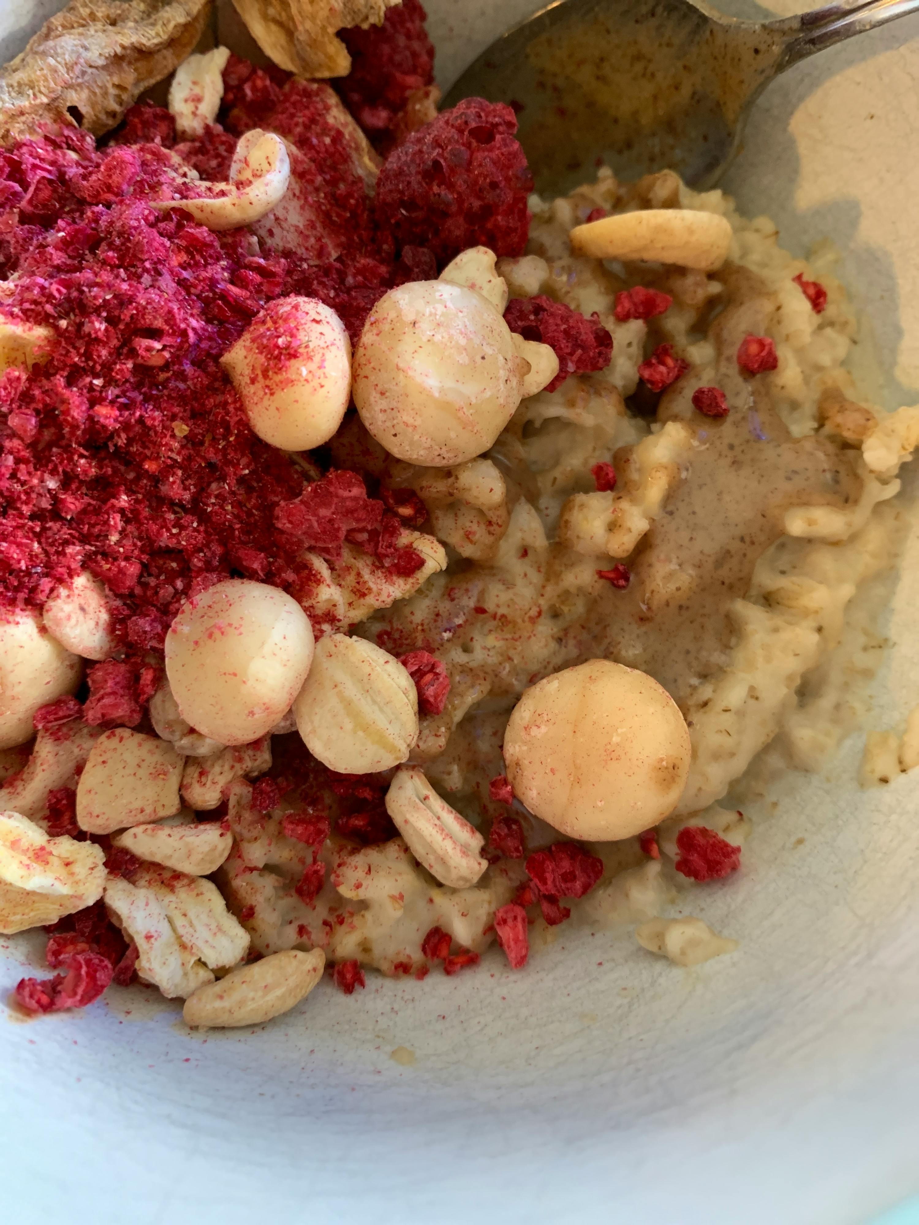 una ciotola bianca piena di cereali e frutta secca