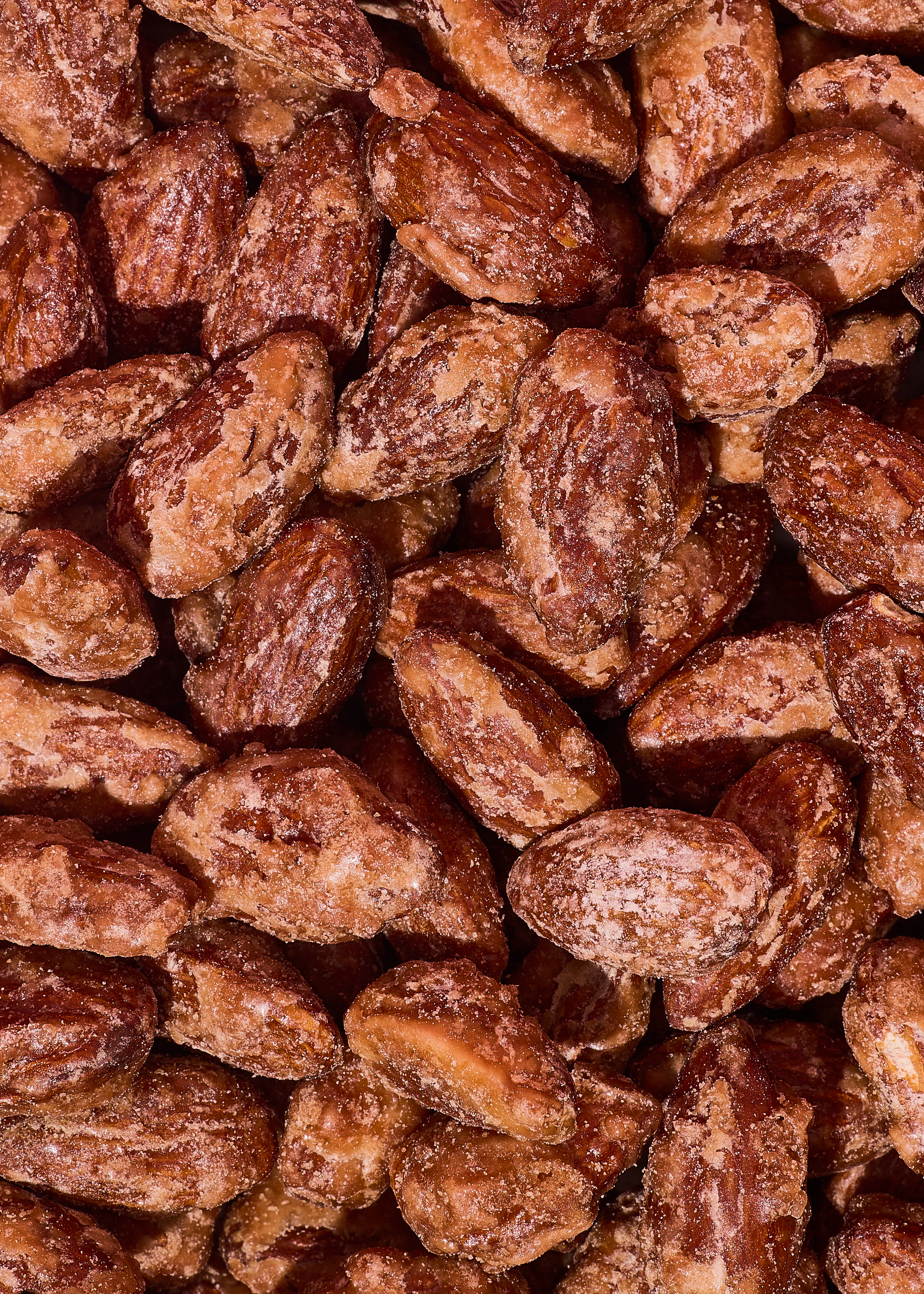 gros plan sur un tas d'amandes caramélisées et glacées au sucre.