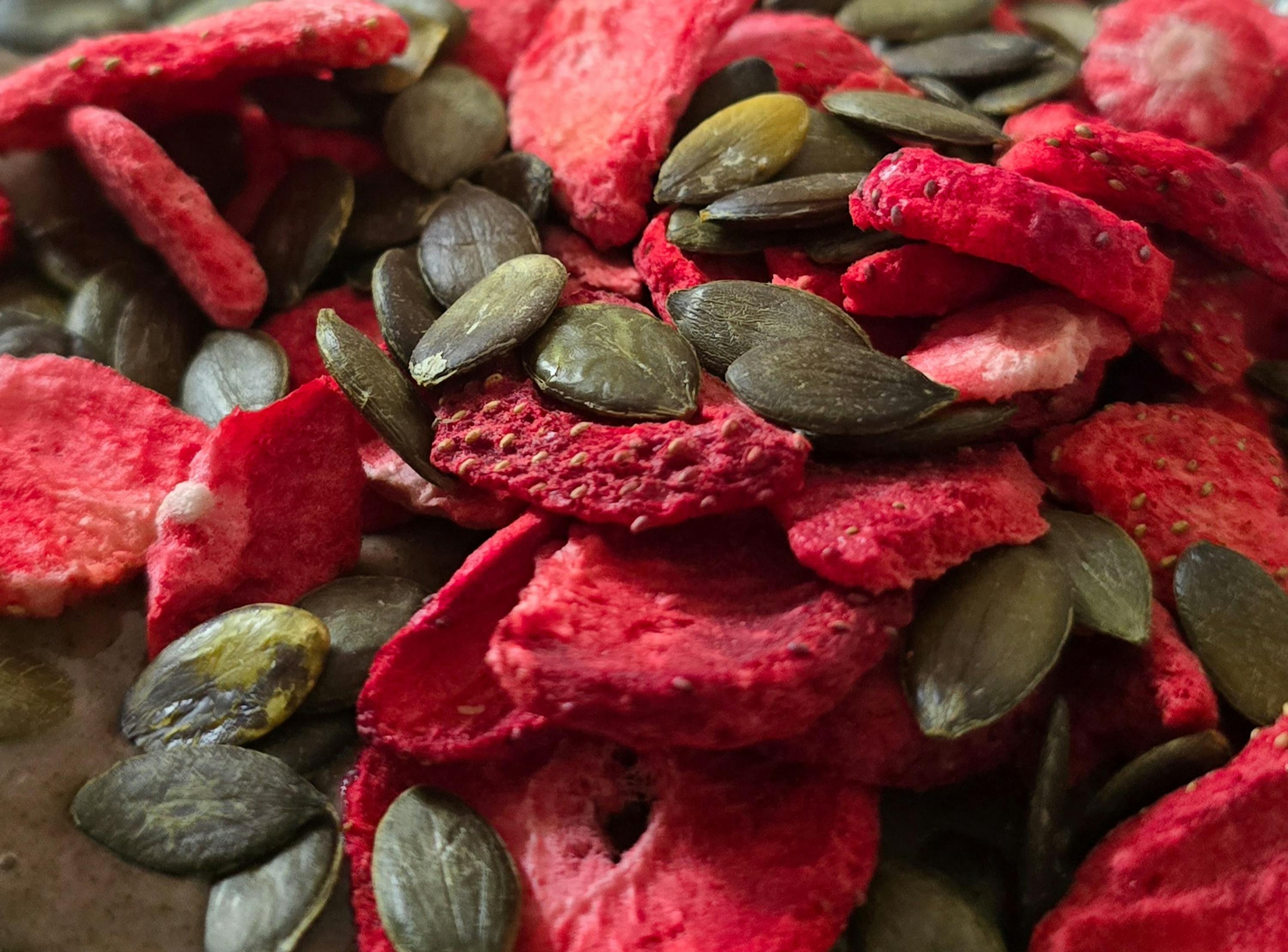 un mucchio di semi di zucca e frutta secca