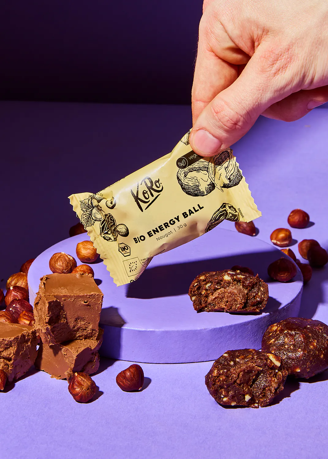 une personne tient une balle d' énergie bio de la main