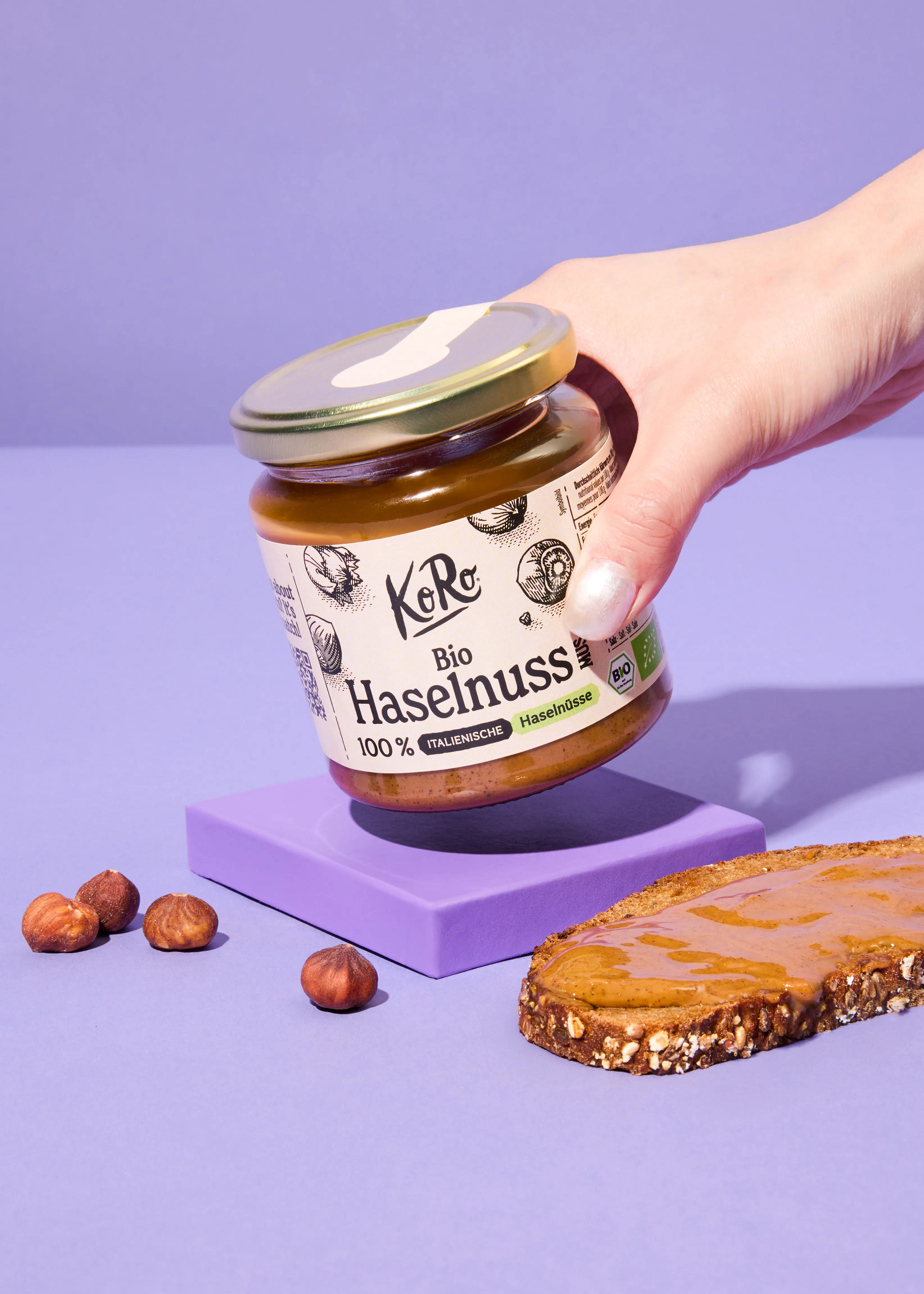 une personne tient un bocal de marmelade d' hazelnuts bio