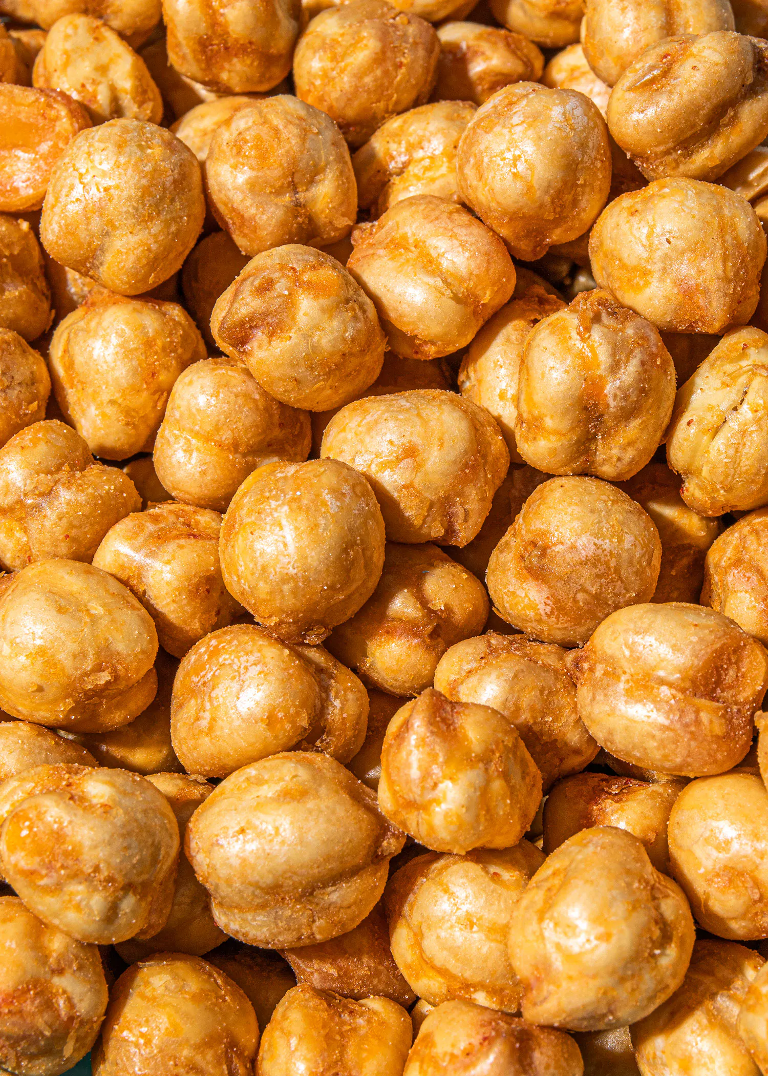 eine Nahaufnahme von einem Haufen gebackener Pilze