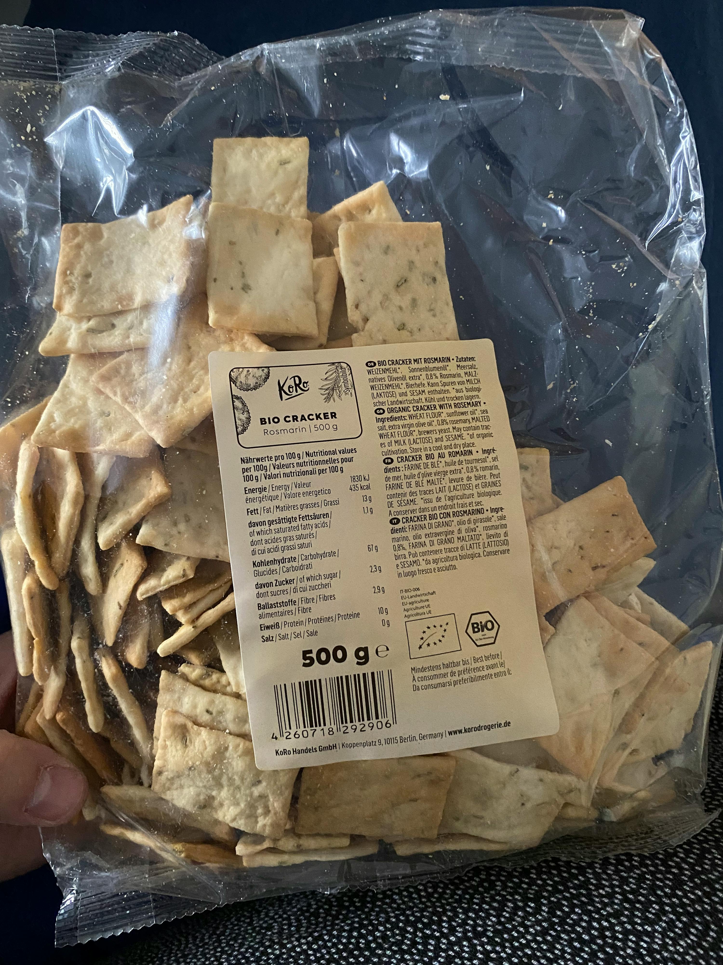 une personne tient un sac de crackers avec l' étiquette à l' arrière