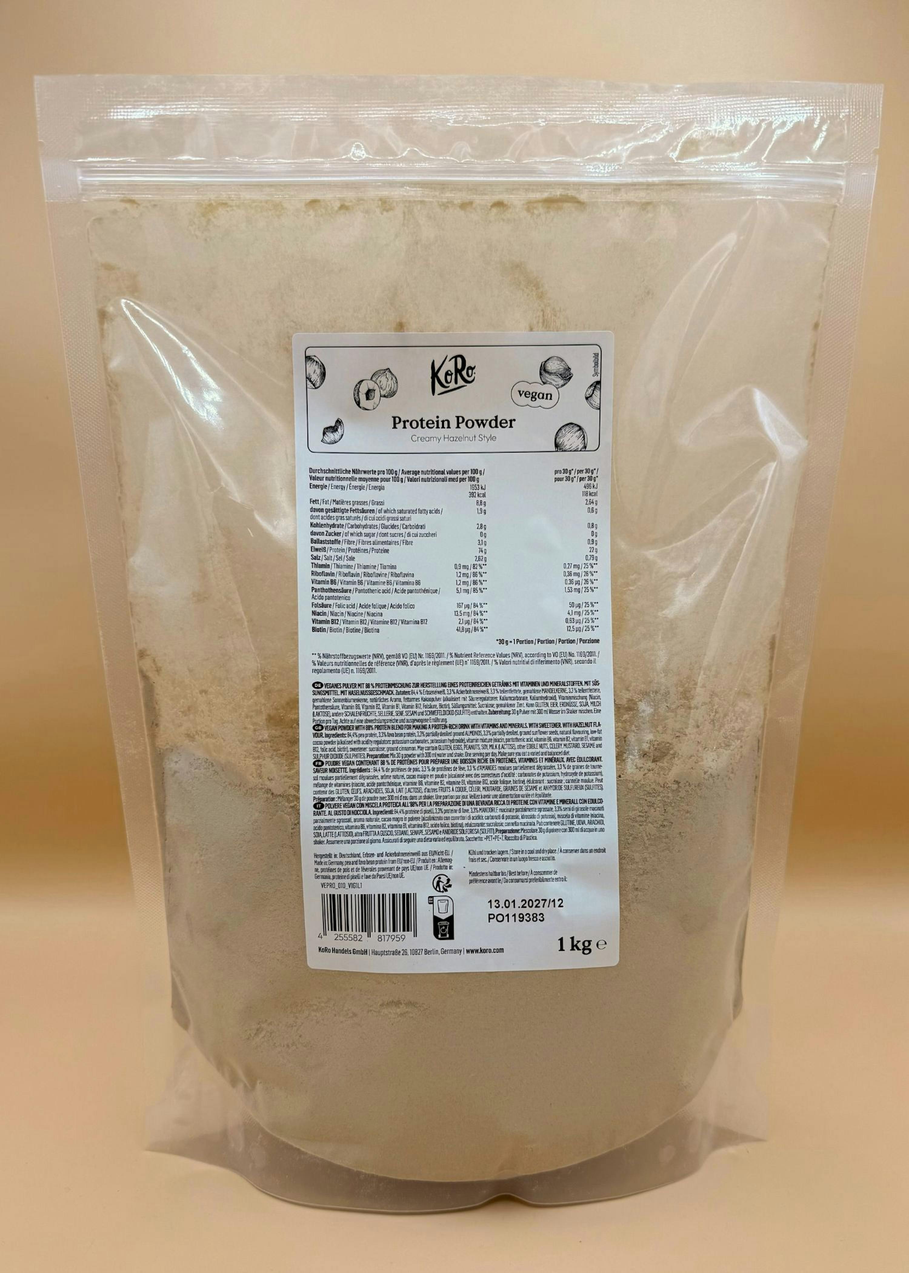 un sac en plastique transparent de poudre protéinée végétalienne koro saveur noisette crémeuse de 1 kg, avec des informations nutritionnelles et des détails sur le produit visibles sur l'étiquette.
