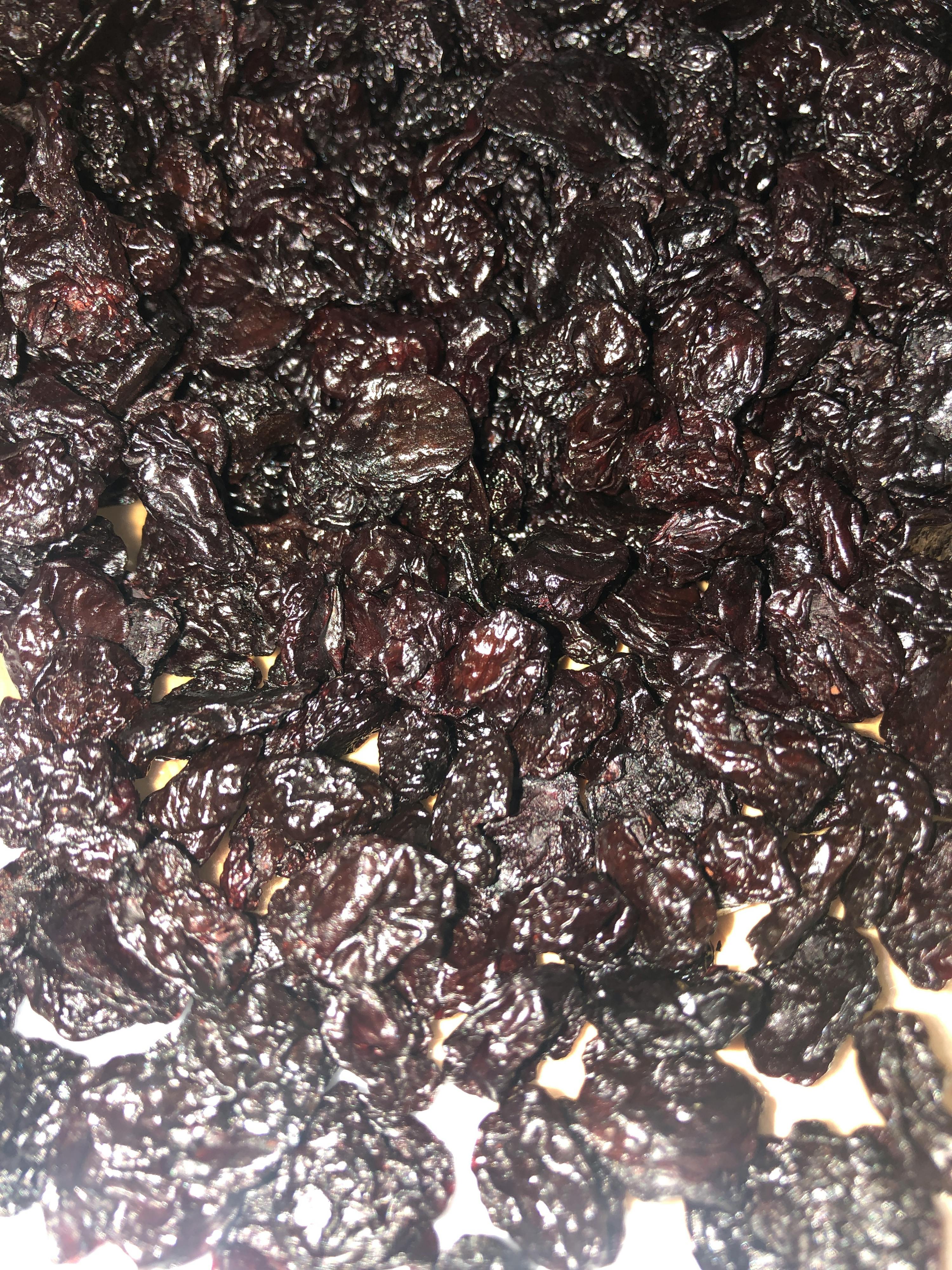 un gros plan d' un tas de raisins noirs