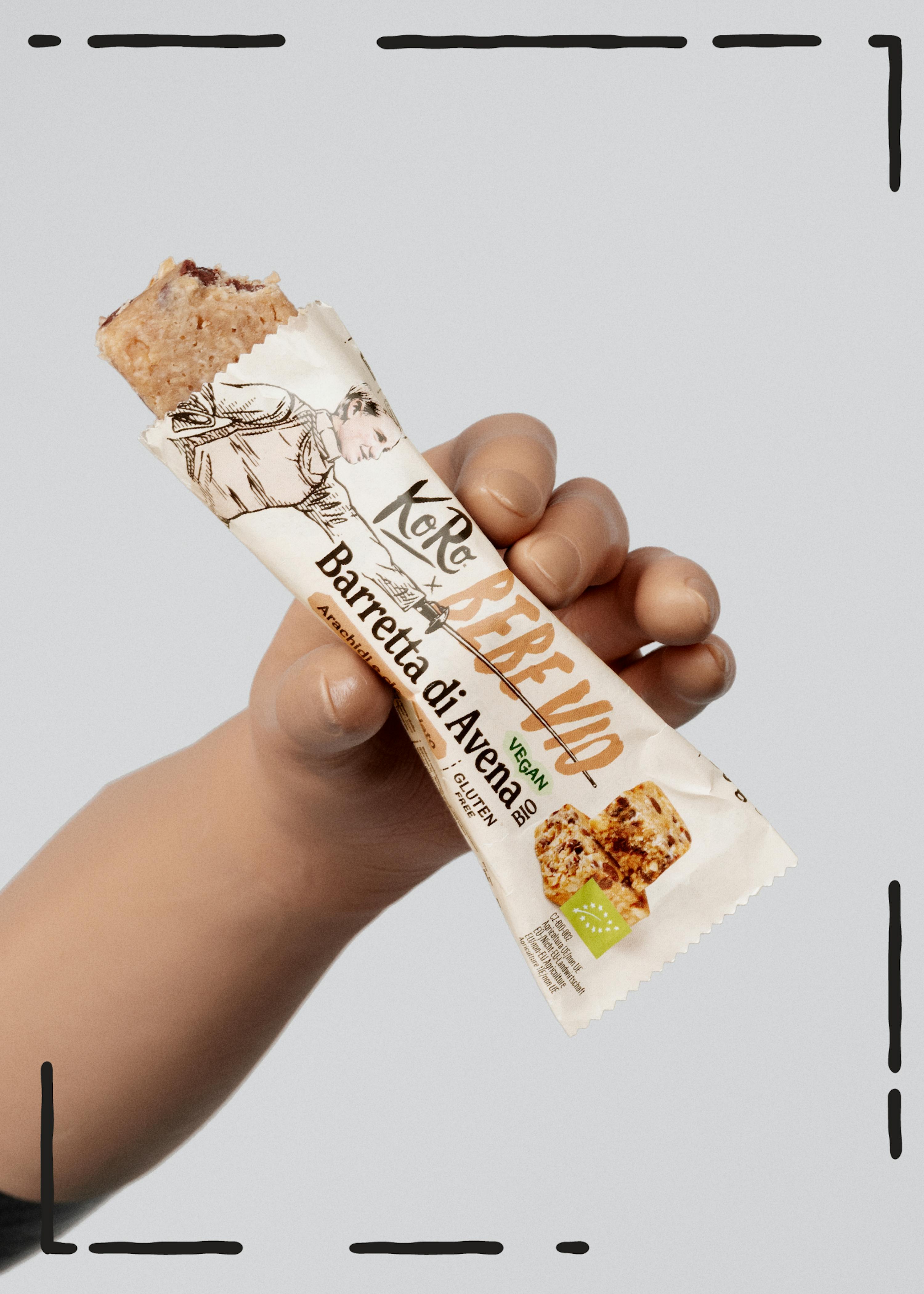 una persona tiene in mano un barretta di avena