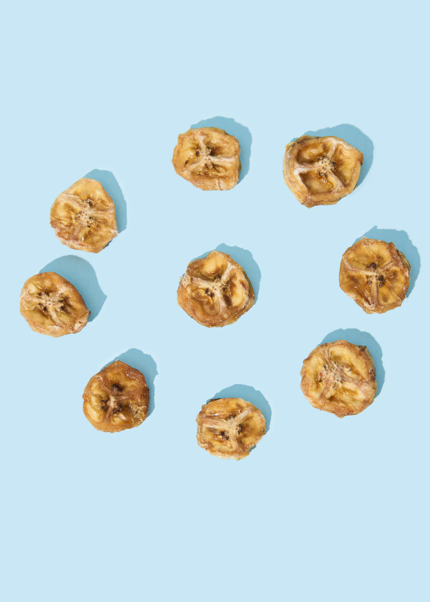 ein Kreis aus Bananenscheiben auf blauem Hintergrund