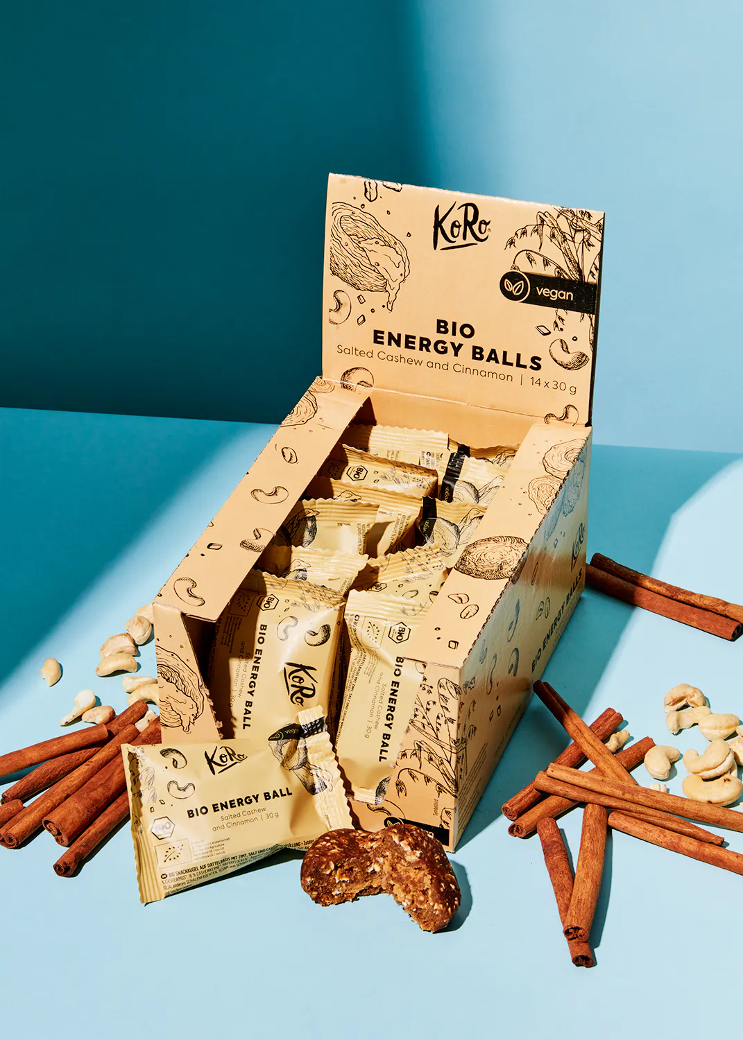 une boîte de boules d' énergie bio avec des noix de cajou et de cannelle