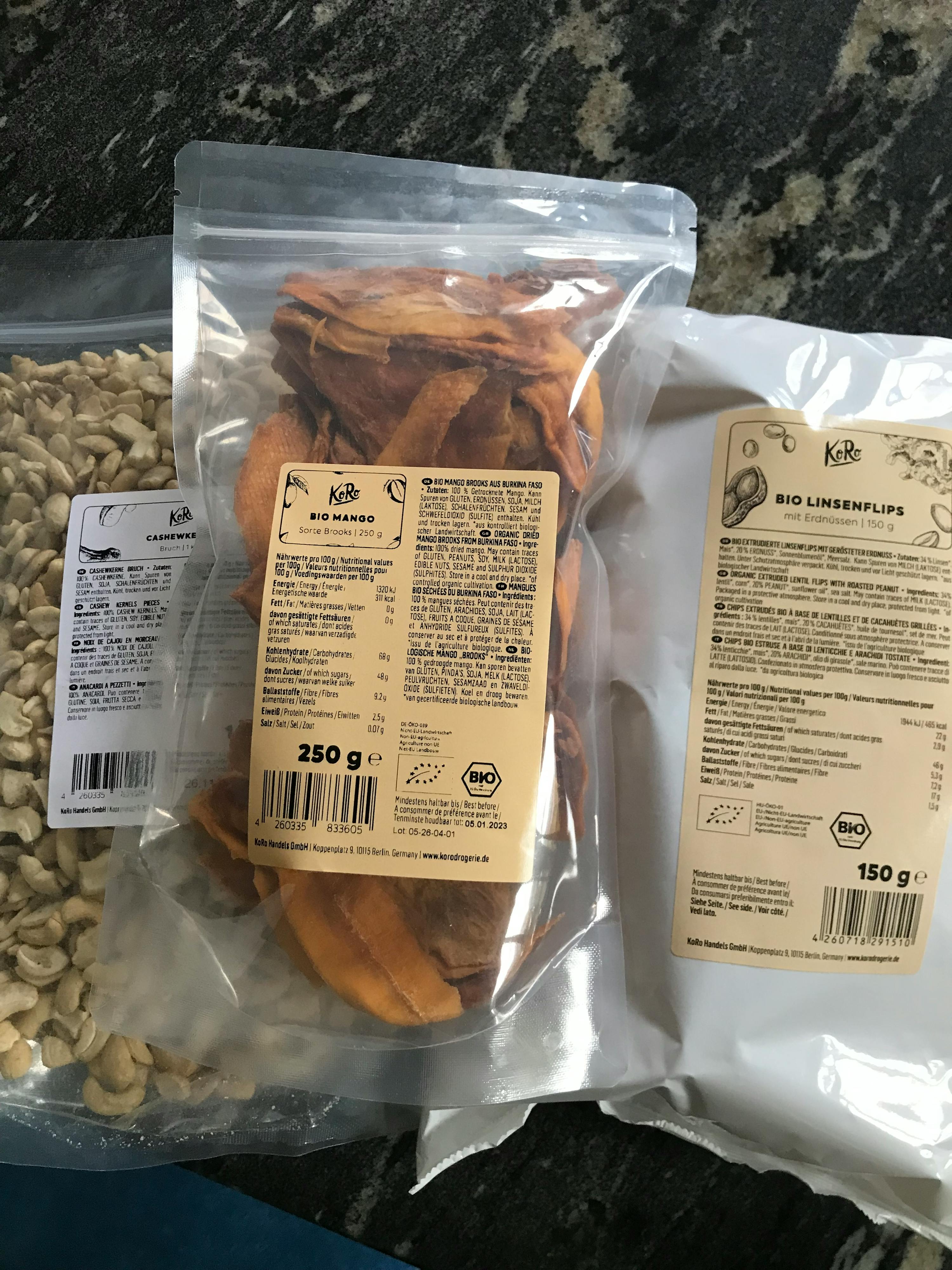 drei Plastiktüten mit verschiedenen Lebensmitteln liegen nebeneinander