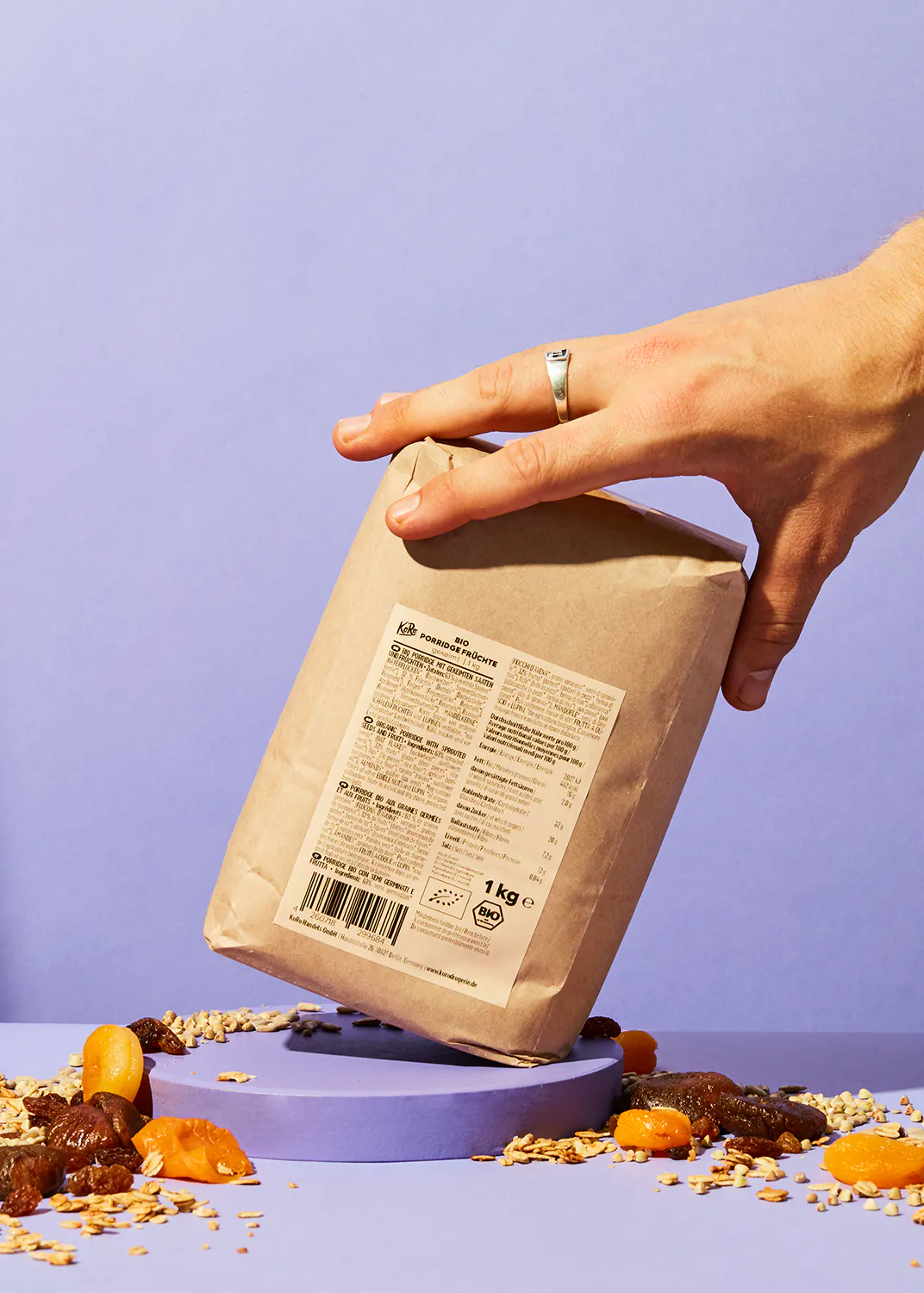 une personne tient un sac de farine avec une étiquette qui dit 1 kg