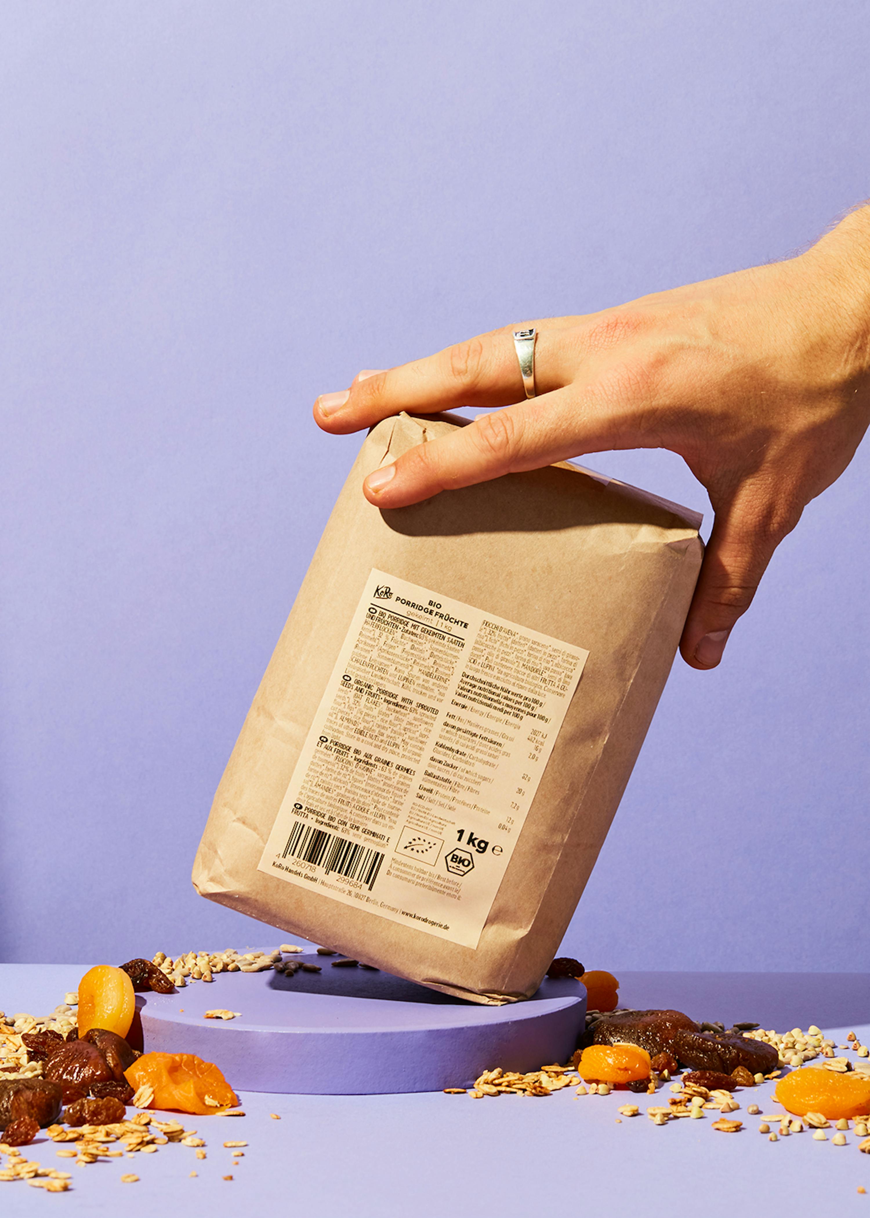 una persona tiene in mano un sacchetto di farina che dice 1 kg