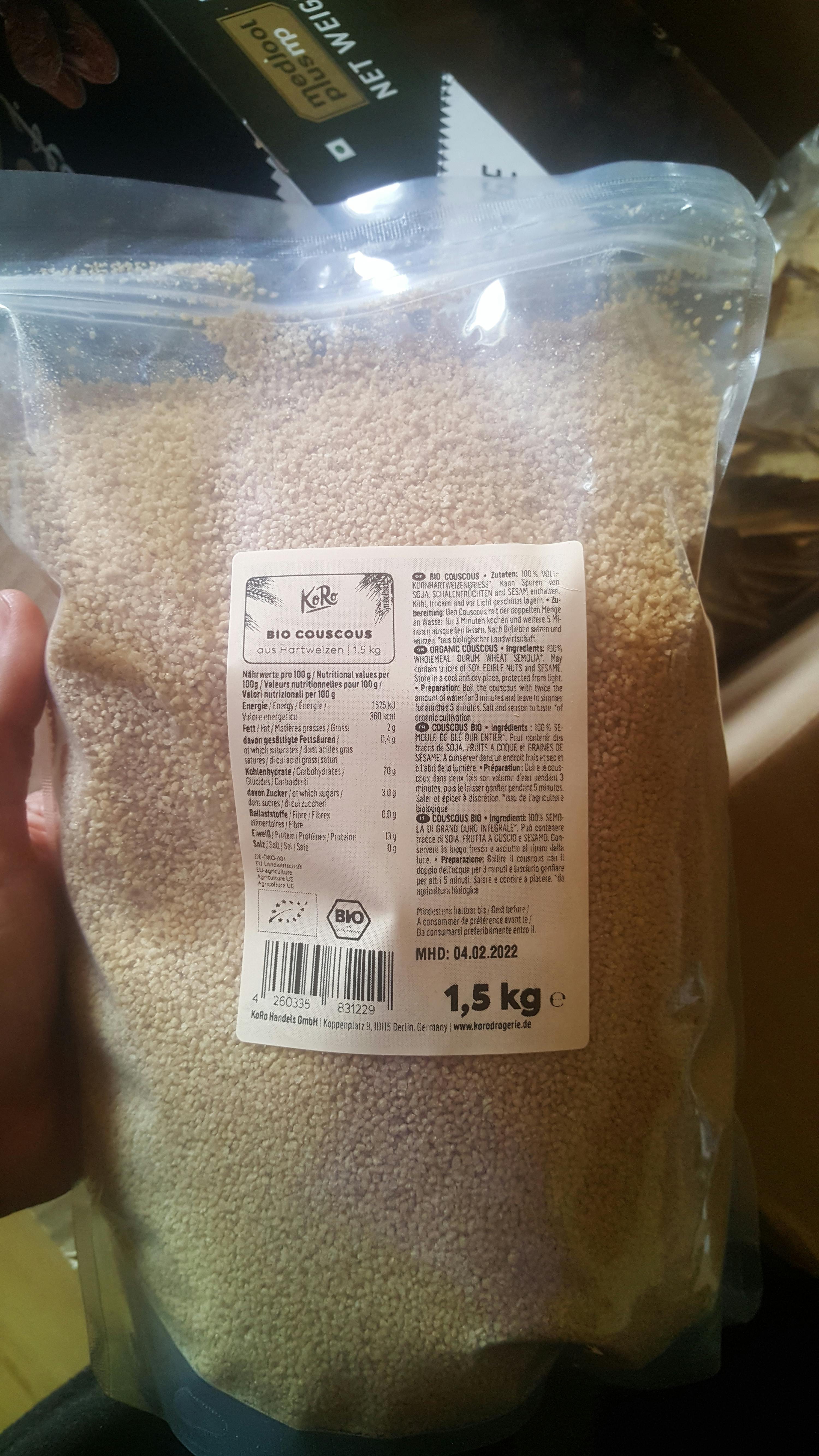 eine Person hält eine Plastiktüte mit einem Gewicht von 15 kg