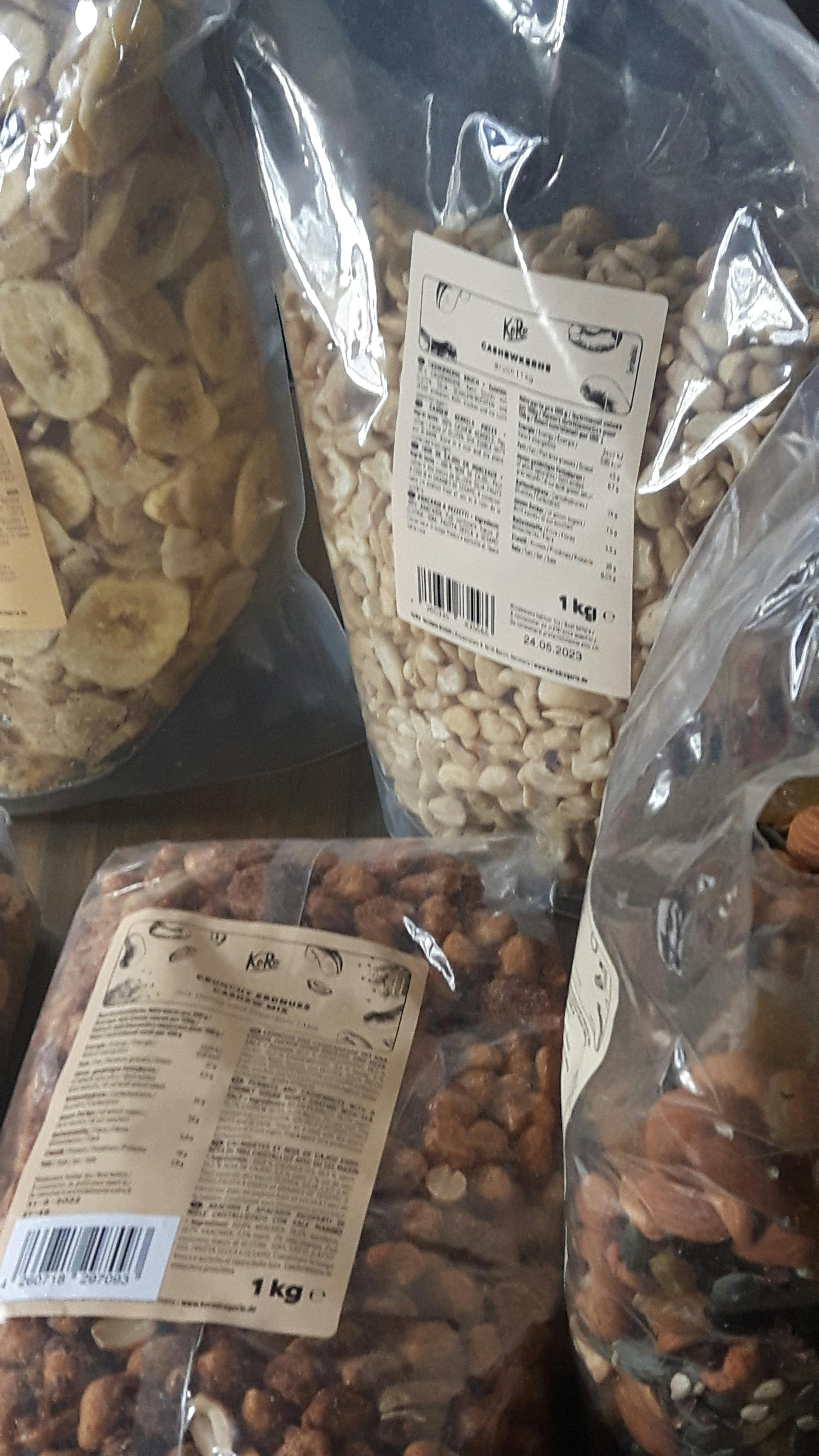 verschiedene Arten von Nüssen und Bananen in Plastiktüten