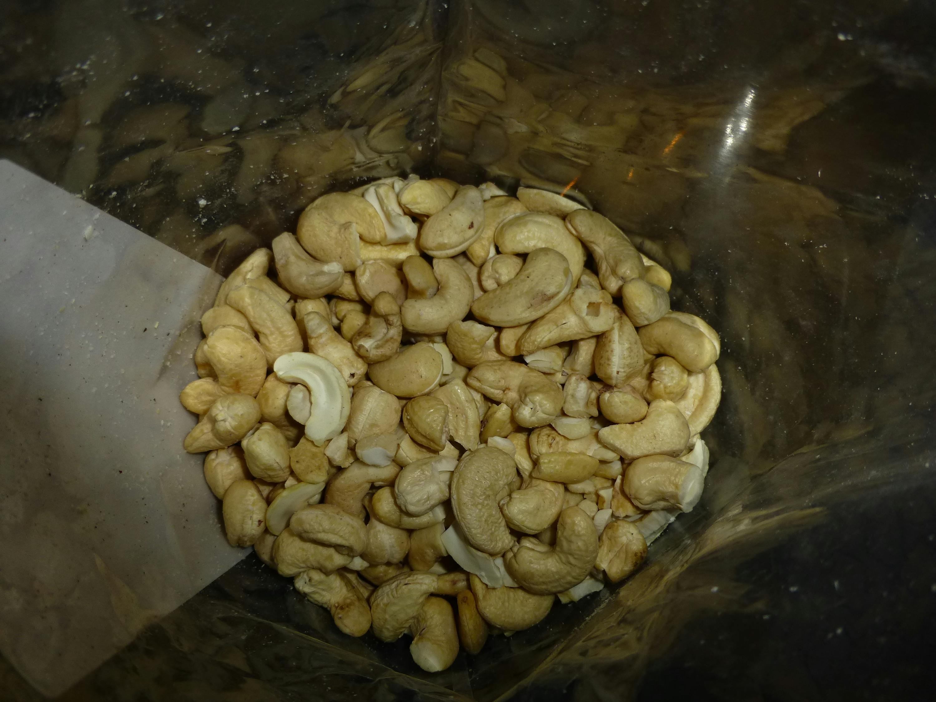 eine Nahaufnahme eines Plastikbeutels mit Cashewnüssen darin