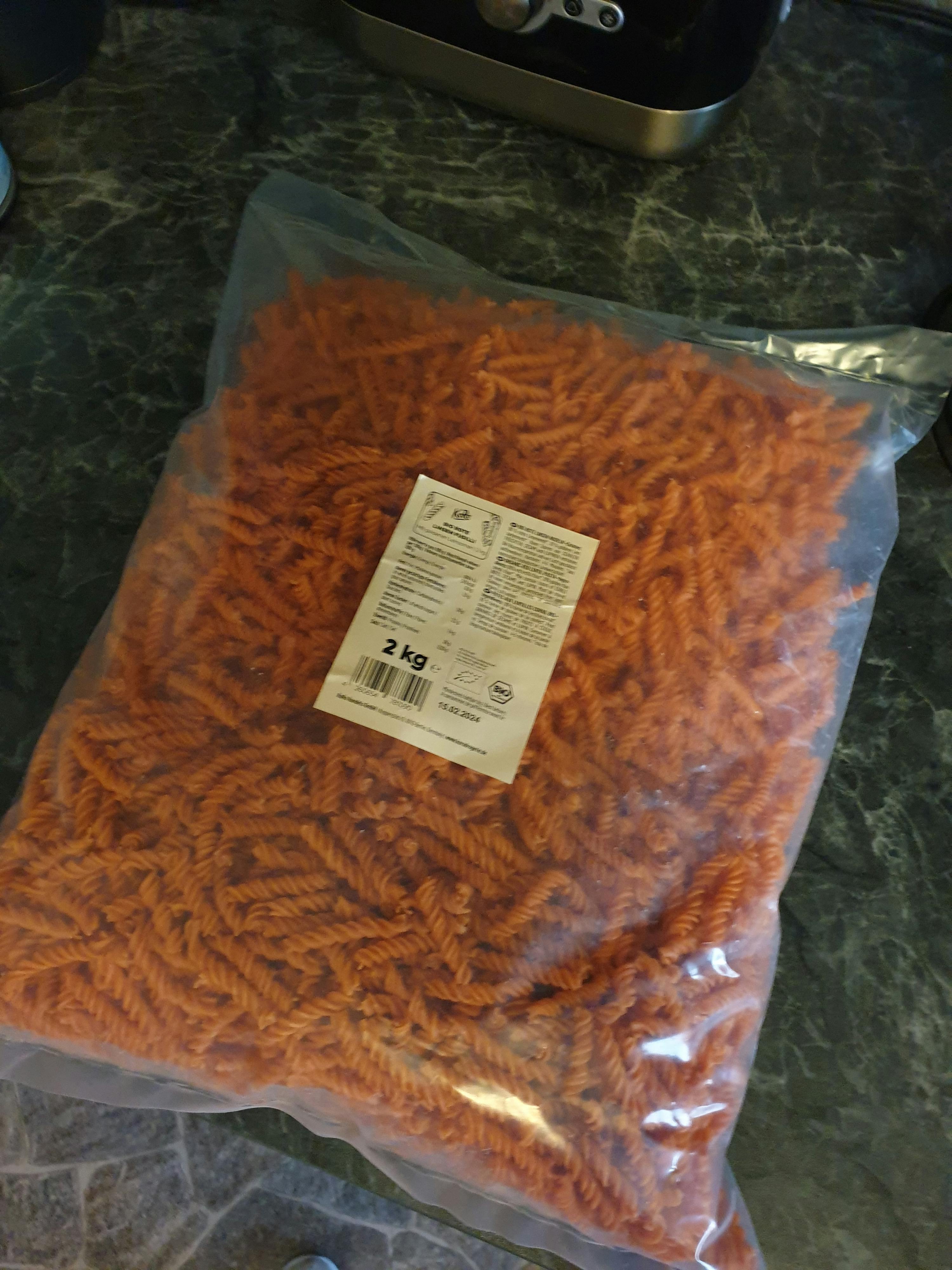 un sac de pâtes avec une étiquette de 2 kg