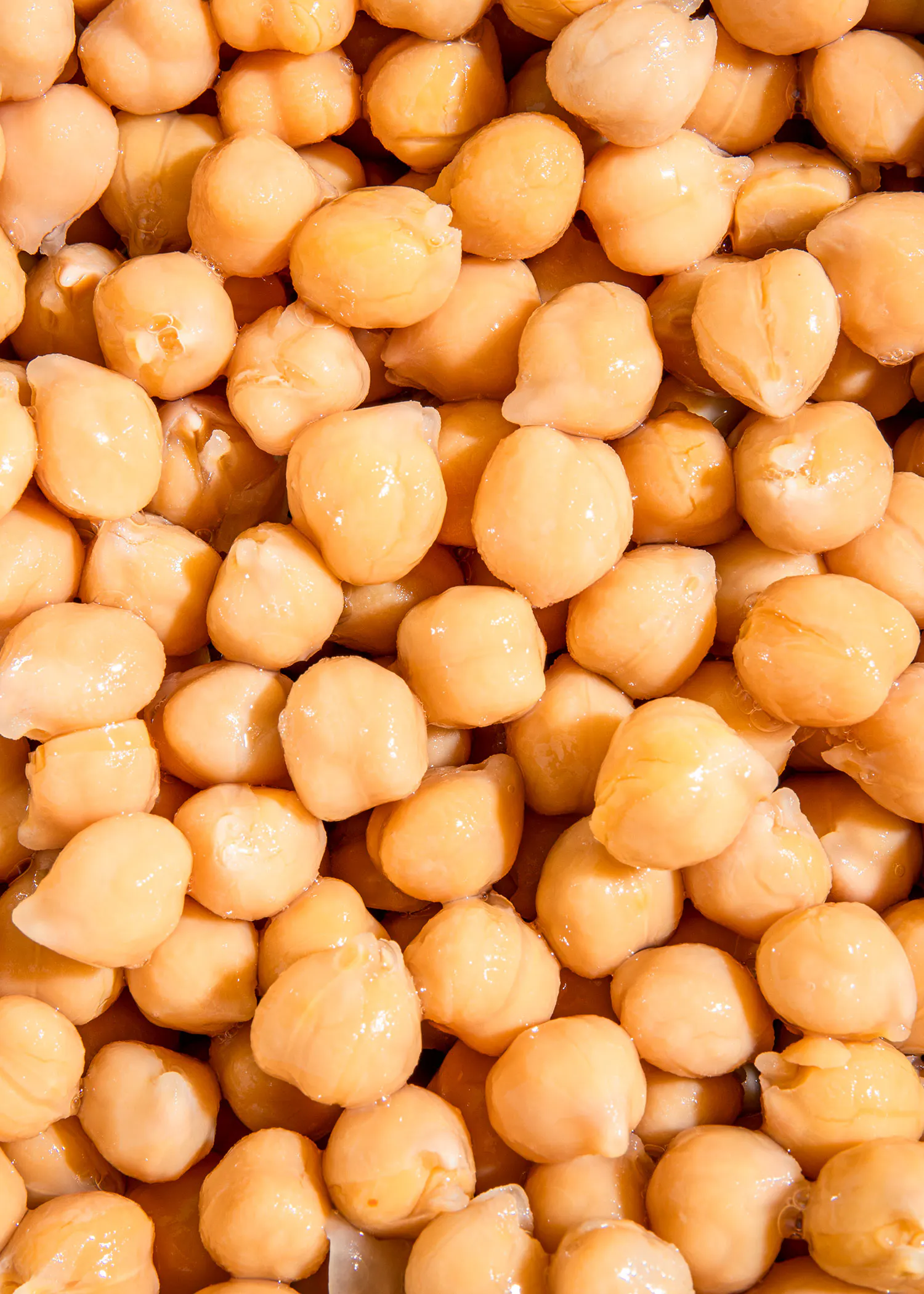 un gros plan d' une pile de pois chiches