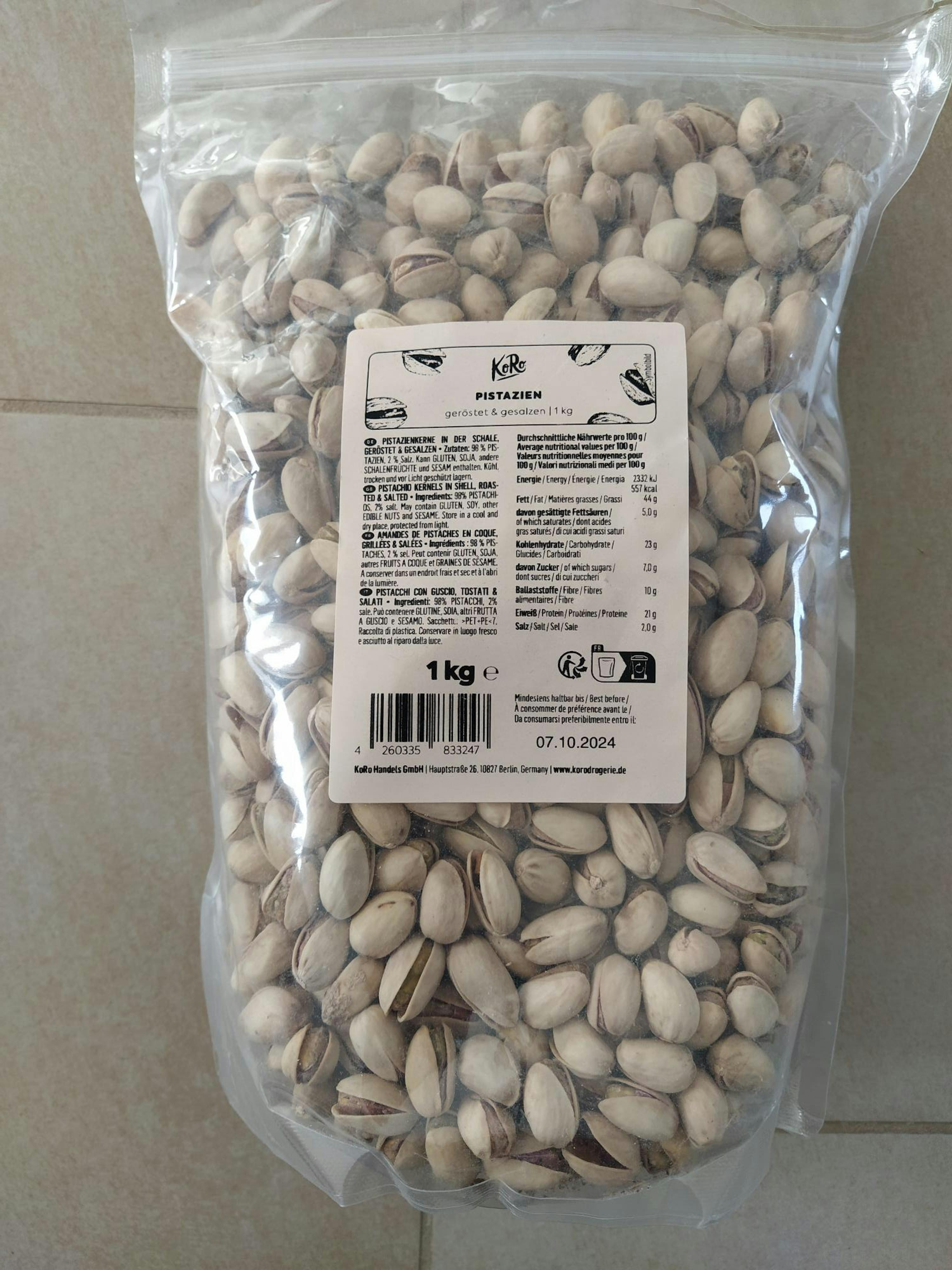 eine Tüte Pistazien steht auf einem Tisch