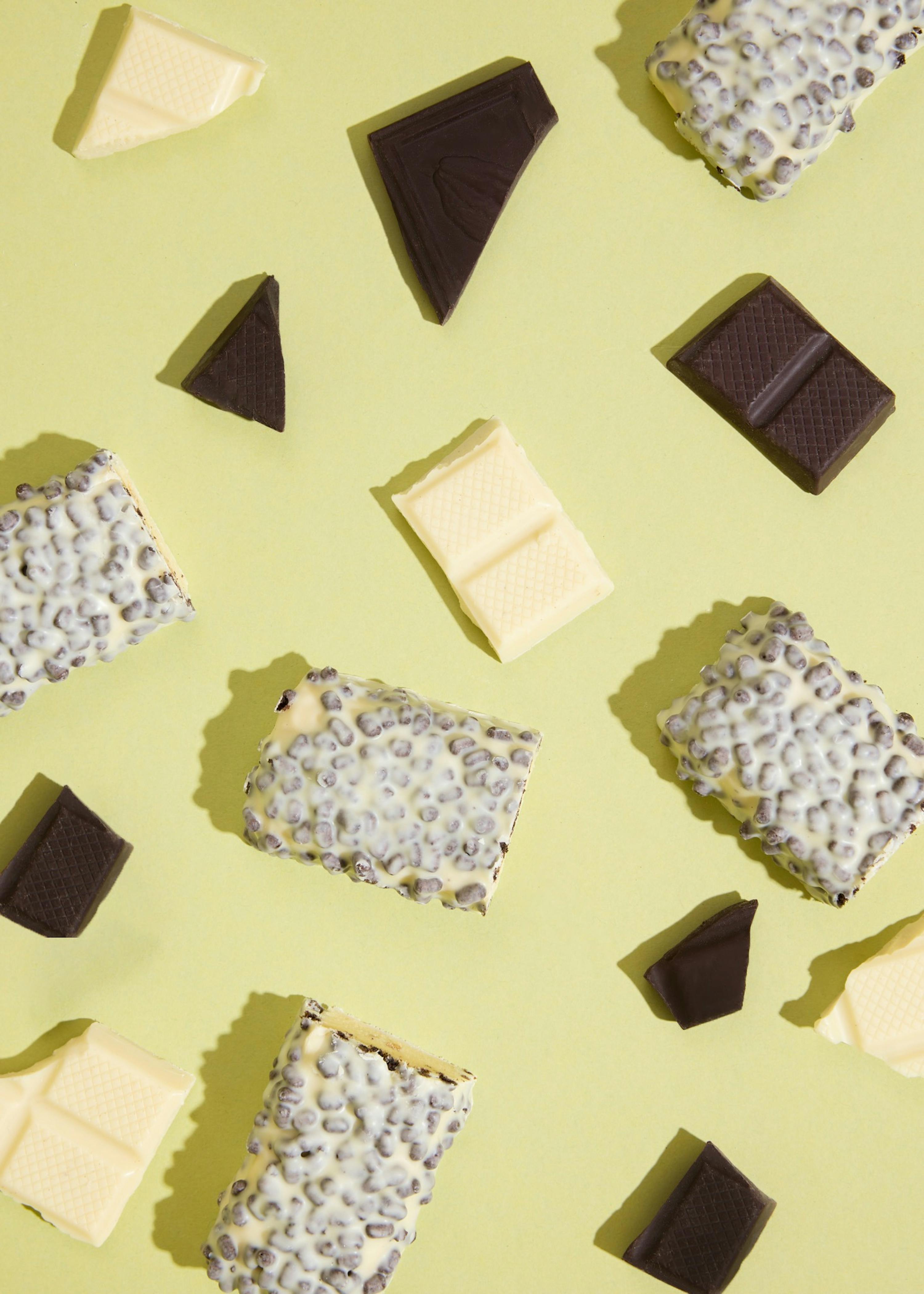 différents types de chocolats sont disposés sur un fond vert