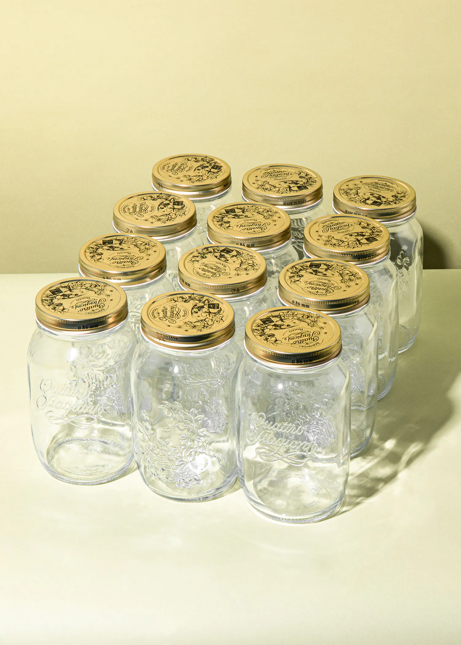 un groupe de bocaux en verre avec des couvercles en métal