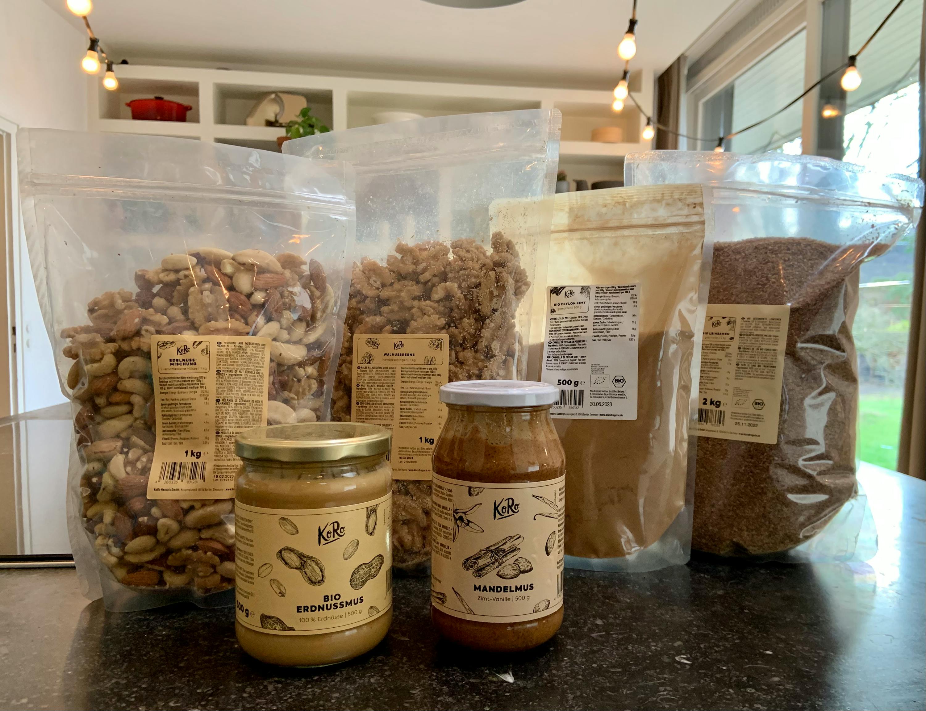 un barattolo di burro di arachidi è in cima a un tavolo circondato da altri prodotti