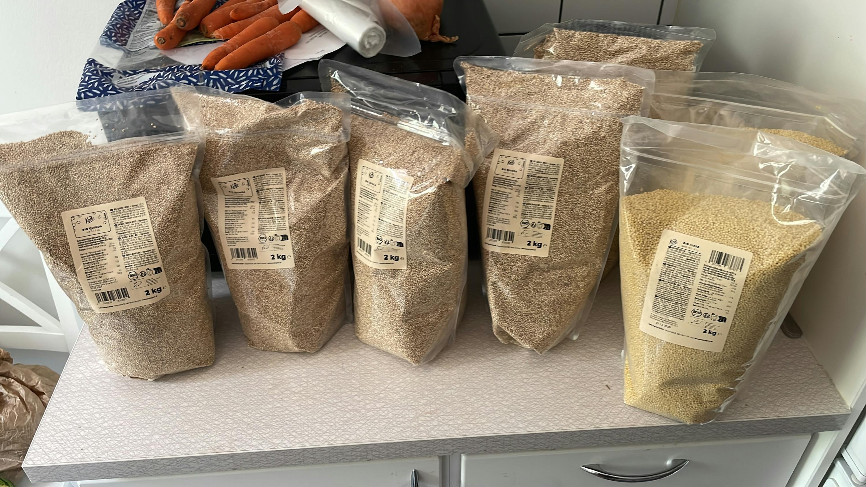 verschiedene Arten von Getreide in Plastiktüten stehen auf einem Tisch