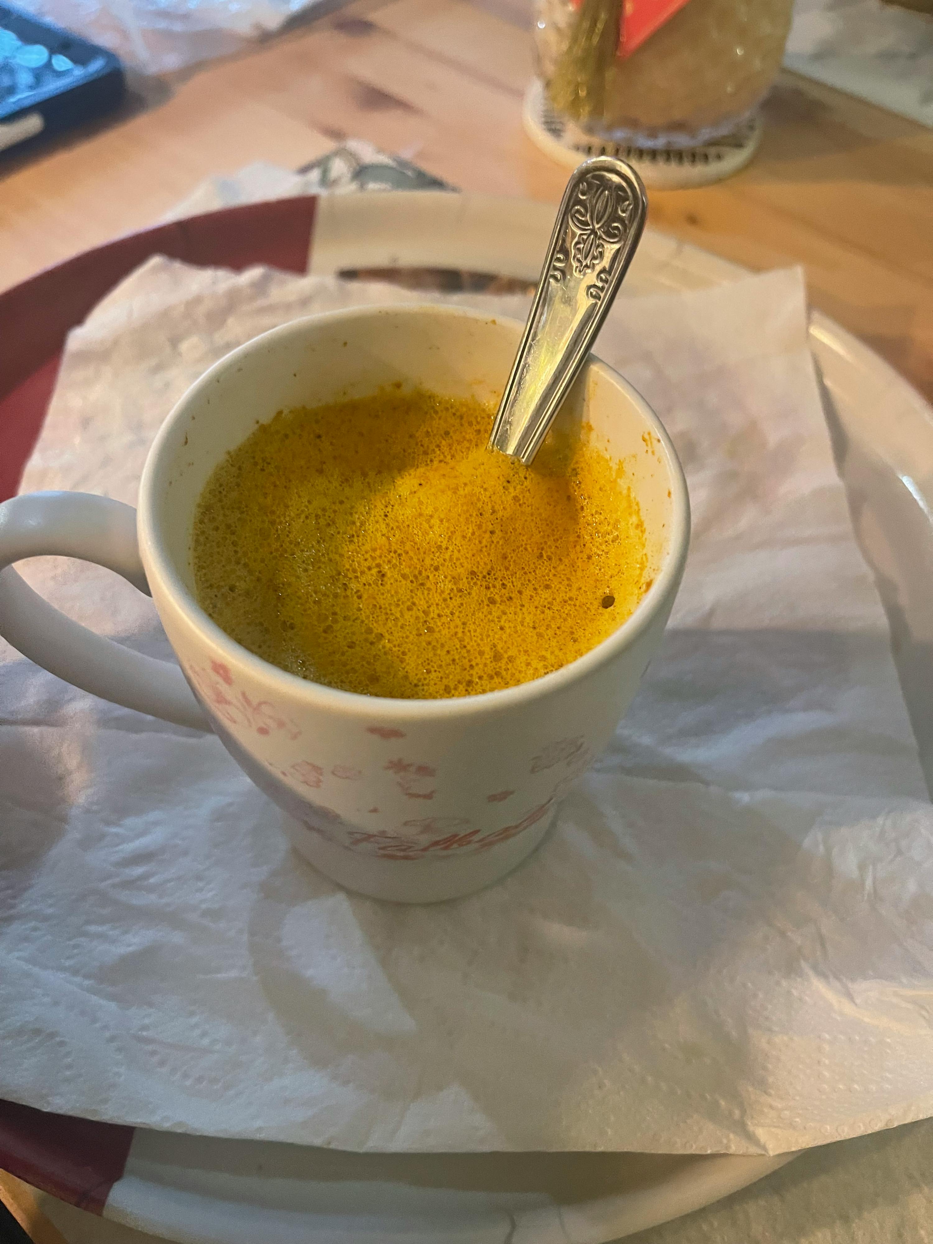 eine Tasse Kaffee mit einem Löffel in der Mitte