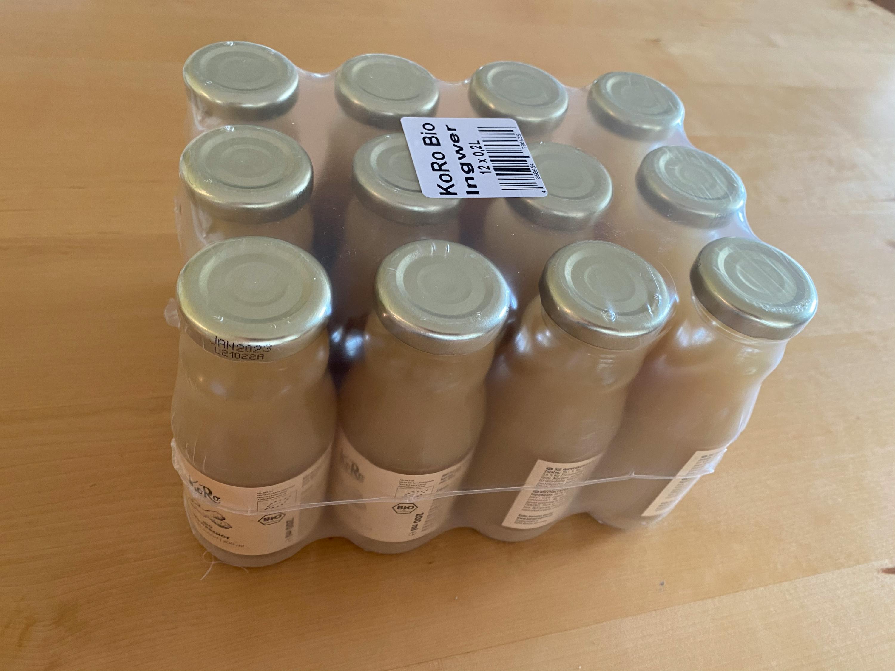 un pacchetto di bottiglie di cibo con sopra un etichetta che dice " kokos bio "