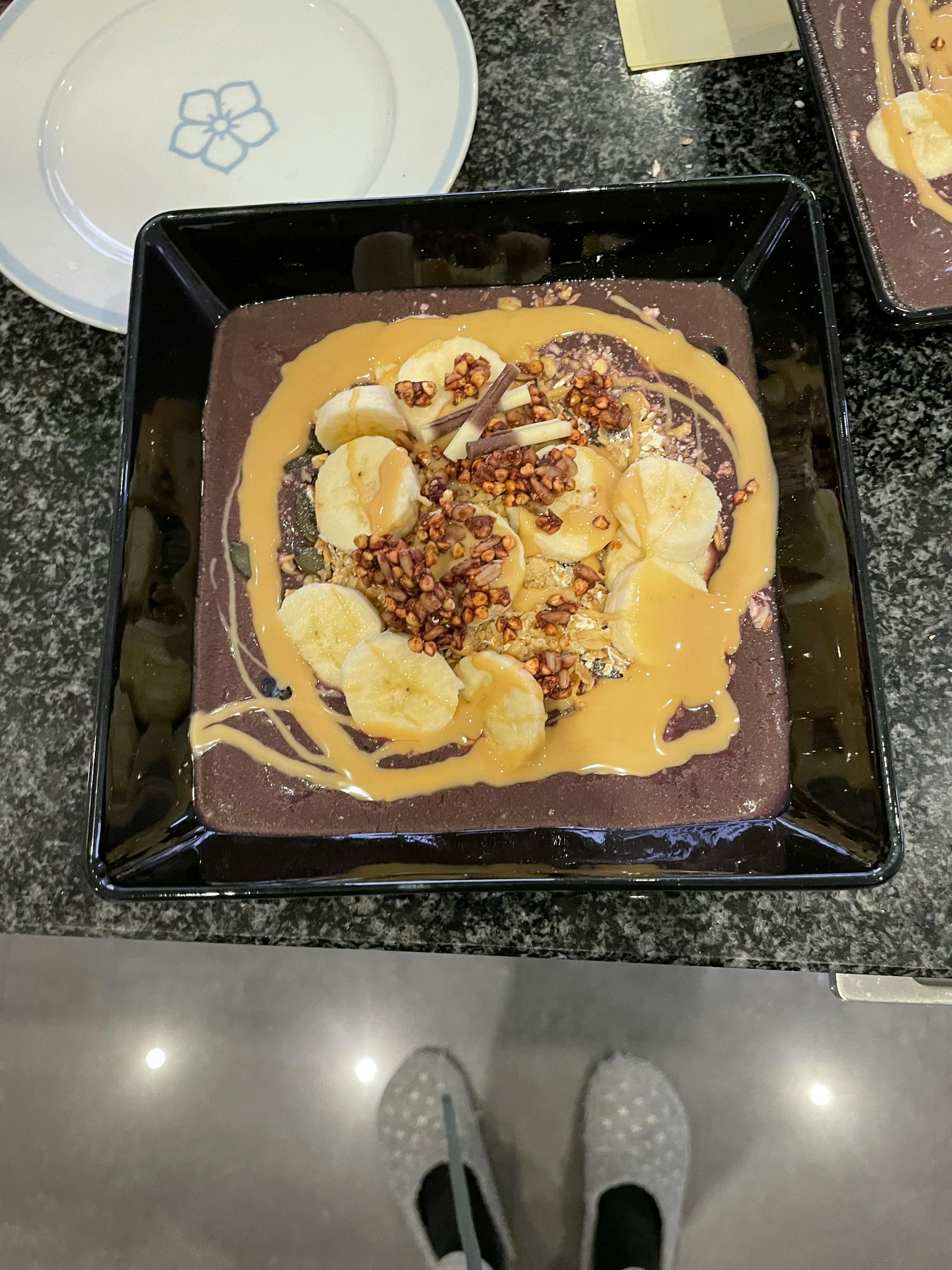 un gâteau au chocolat avec des bananes et du beurre de cacahuète sur une assiette noire