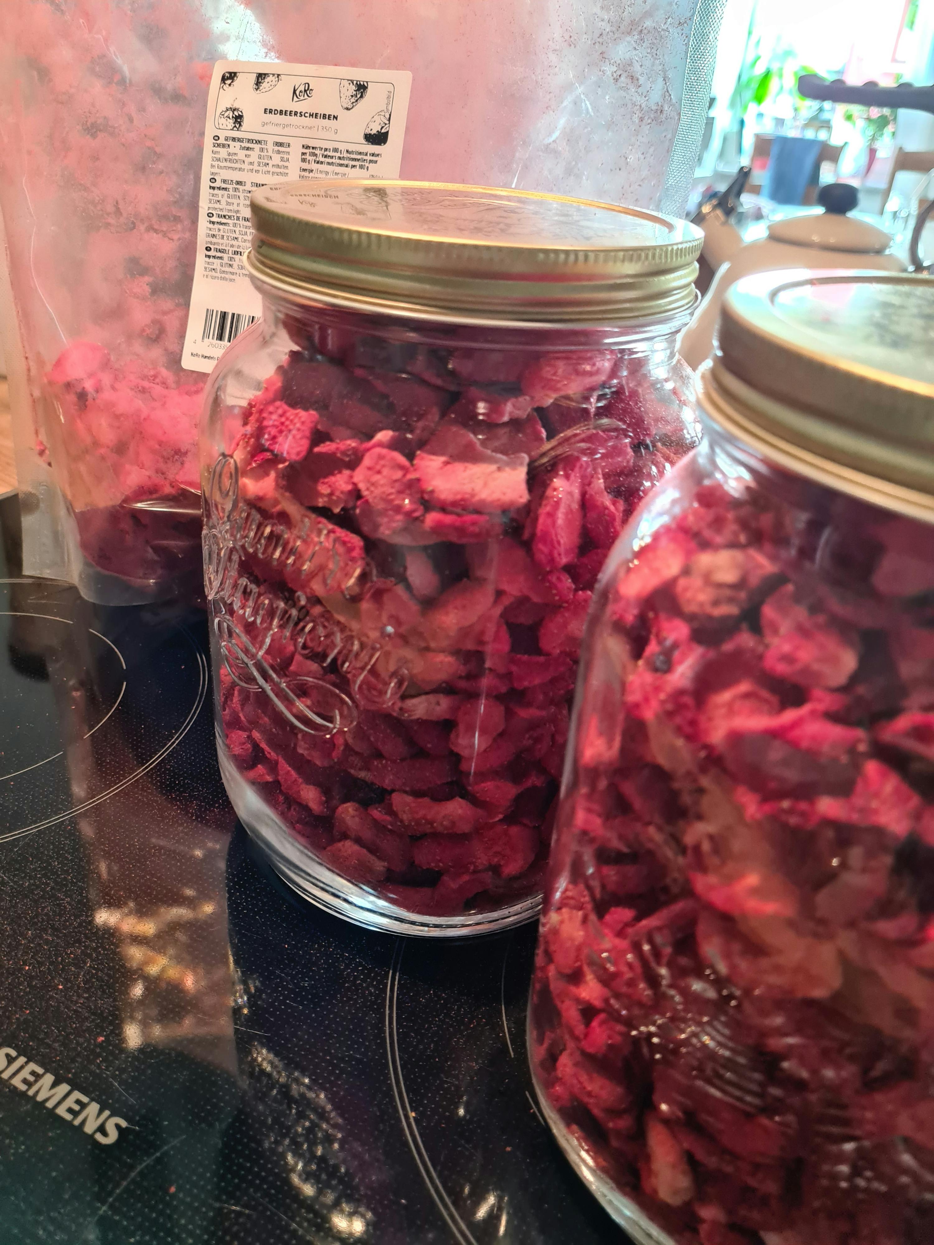 des bocaux en verre remplis de fruits séchés sont posés sur une cuisinière siemens