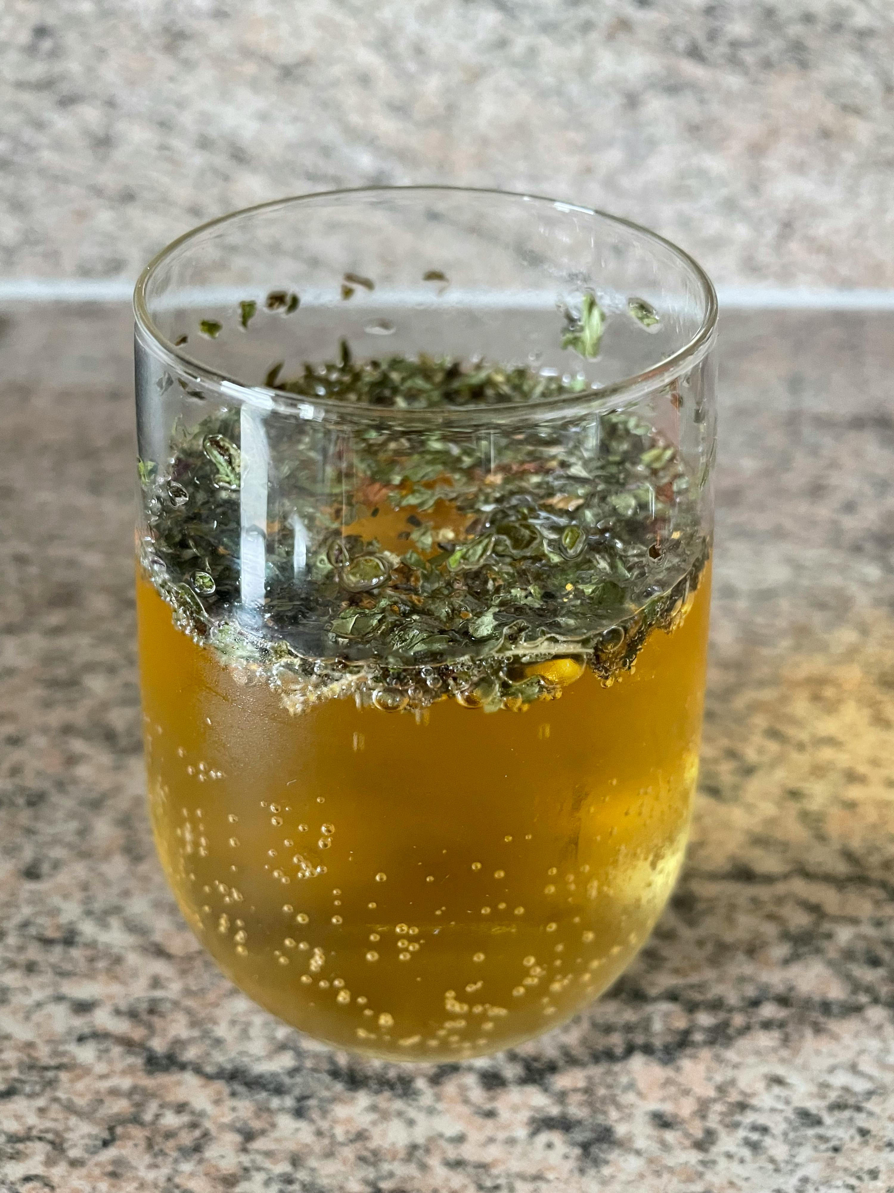 ein Glas mit einer gelben Flüssigkeit in ihm