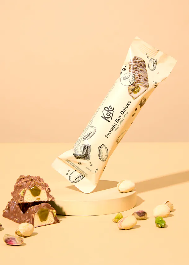 eine weiße verpackte protein-bar deluxe mit pistazien