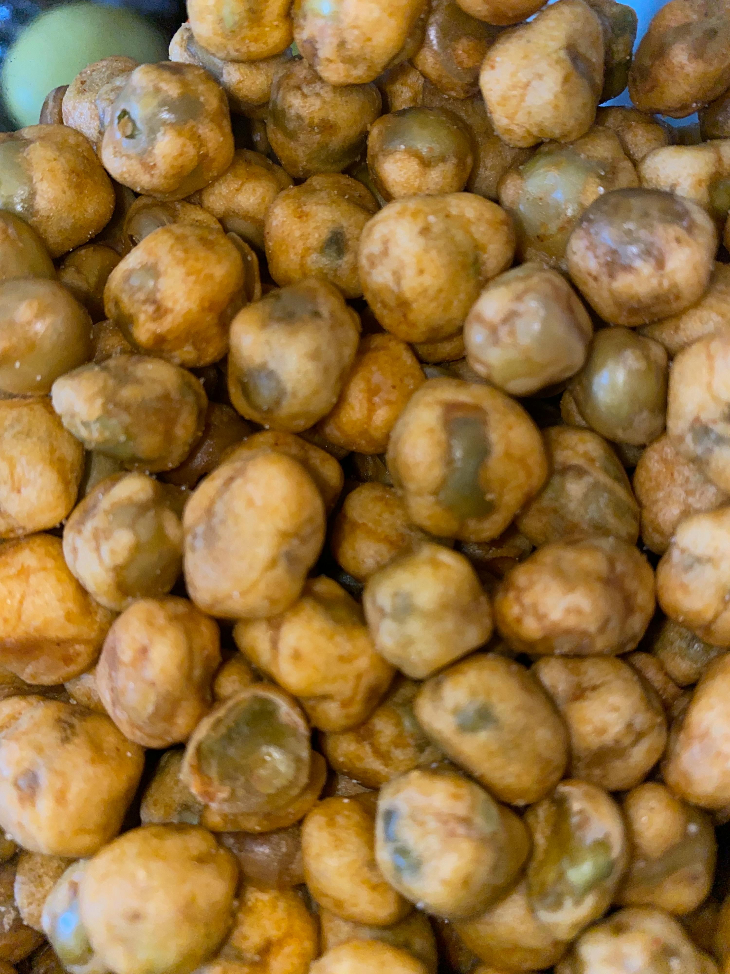 un primo piano di un mucchio di arachidi fritte