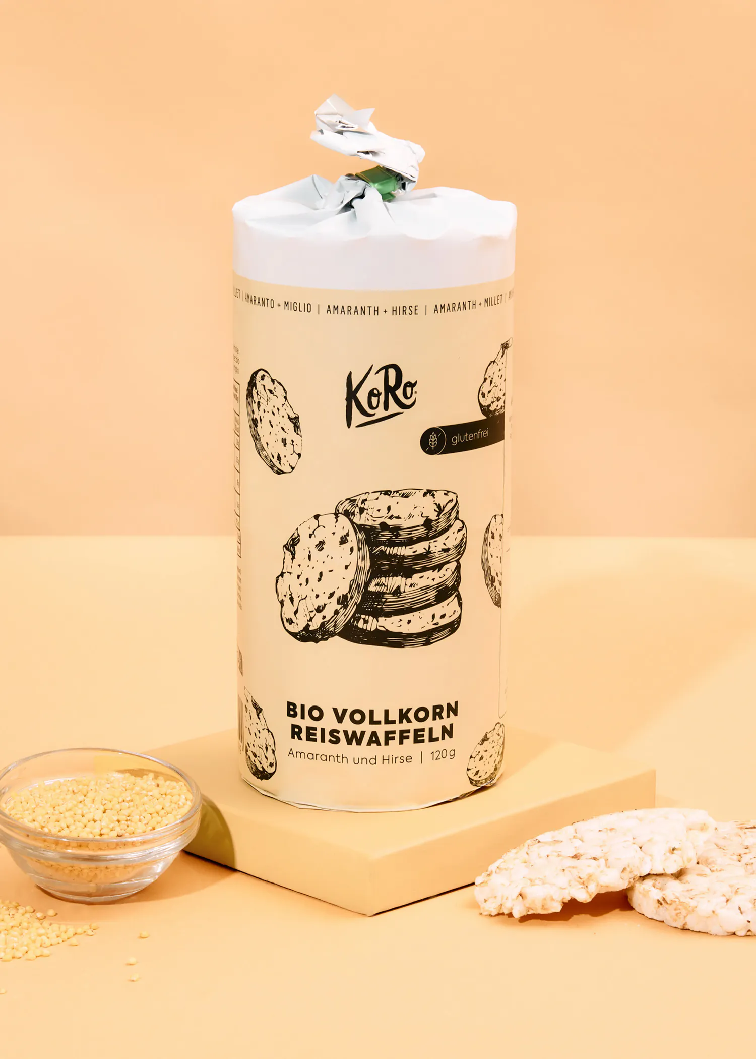 une boîte de biscuits bio de riz complet est assise sur une table