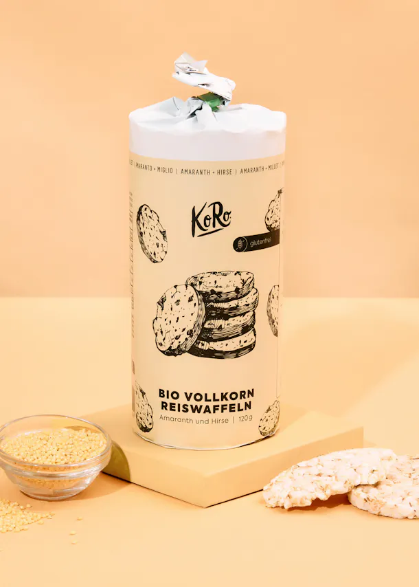 une boîte de biscuits bio de riz complet est assise sur une table