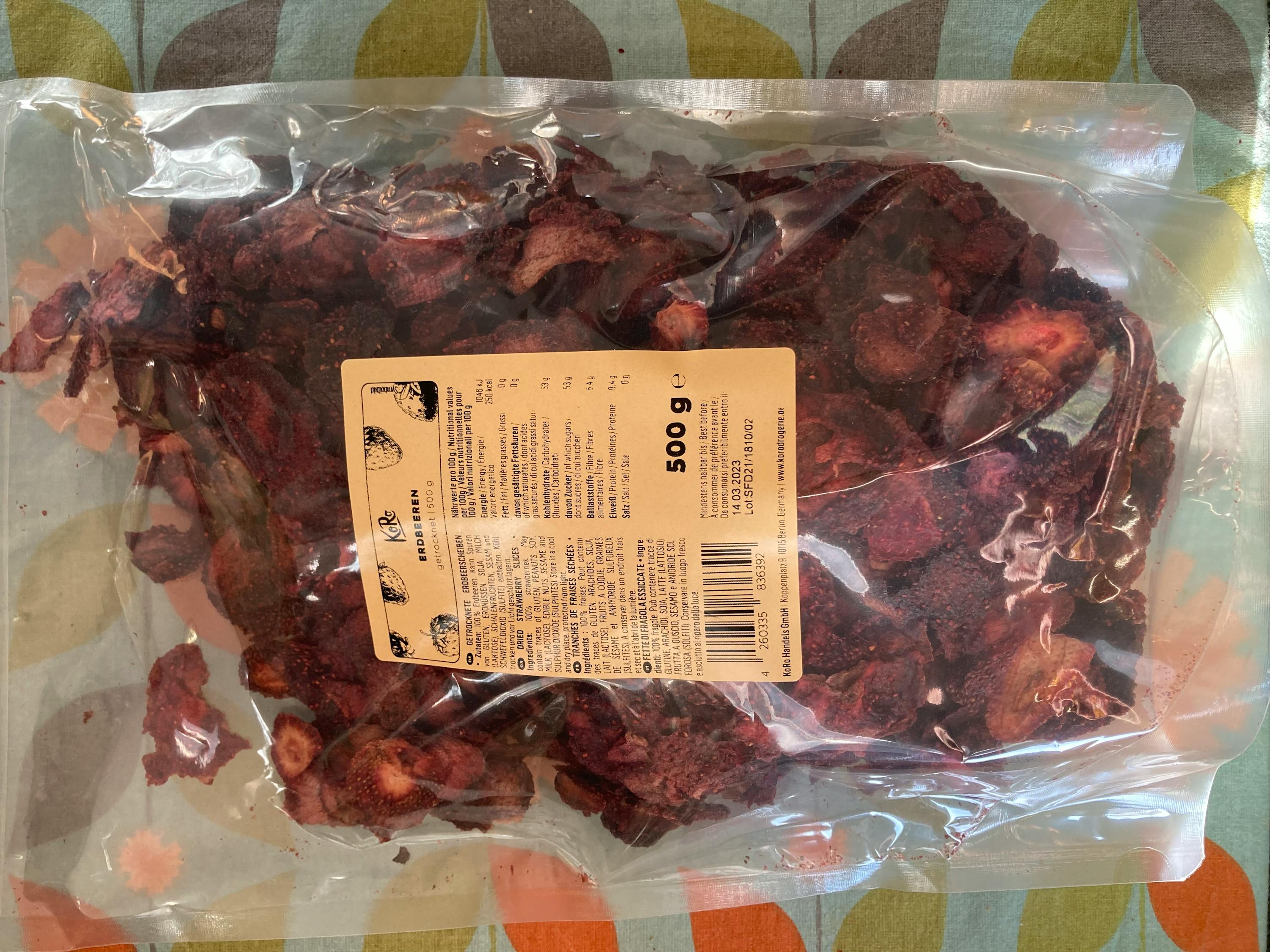 a bag of dried strawberries has a label that says 500g
