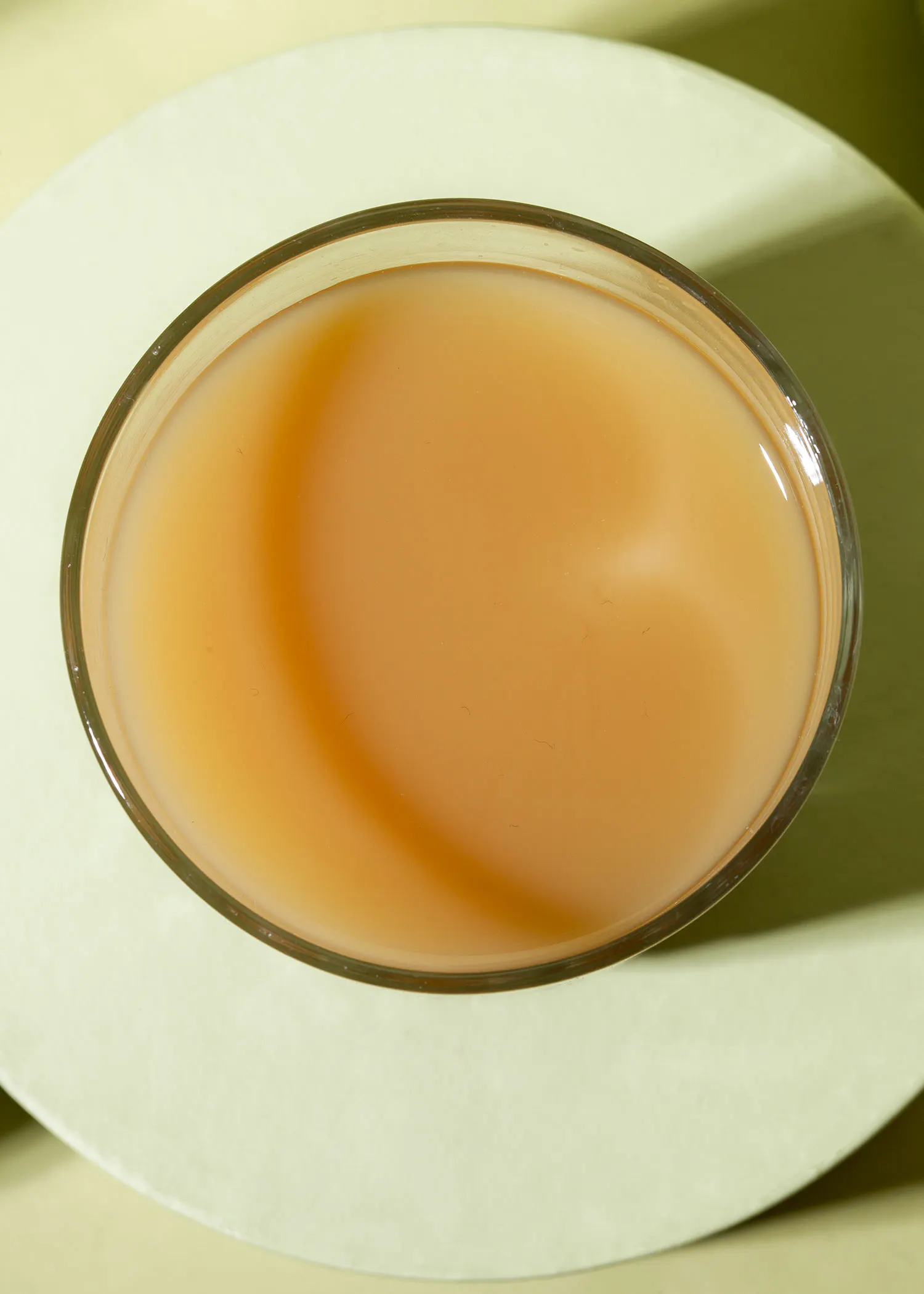 un gros plan d' un verre rempli de liquide