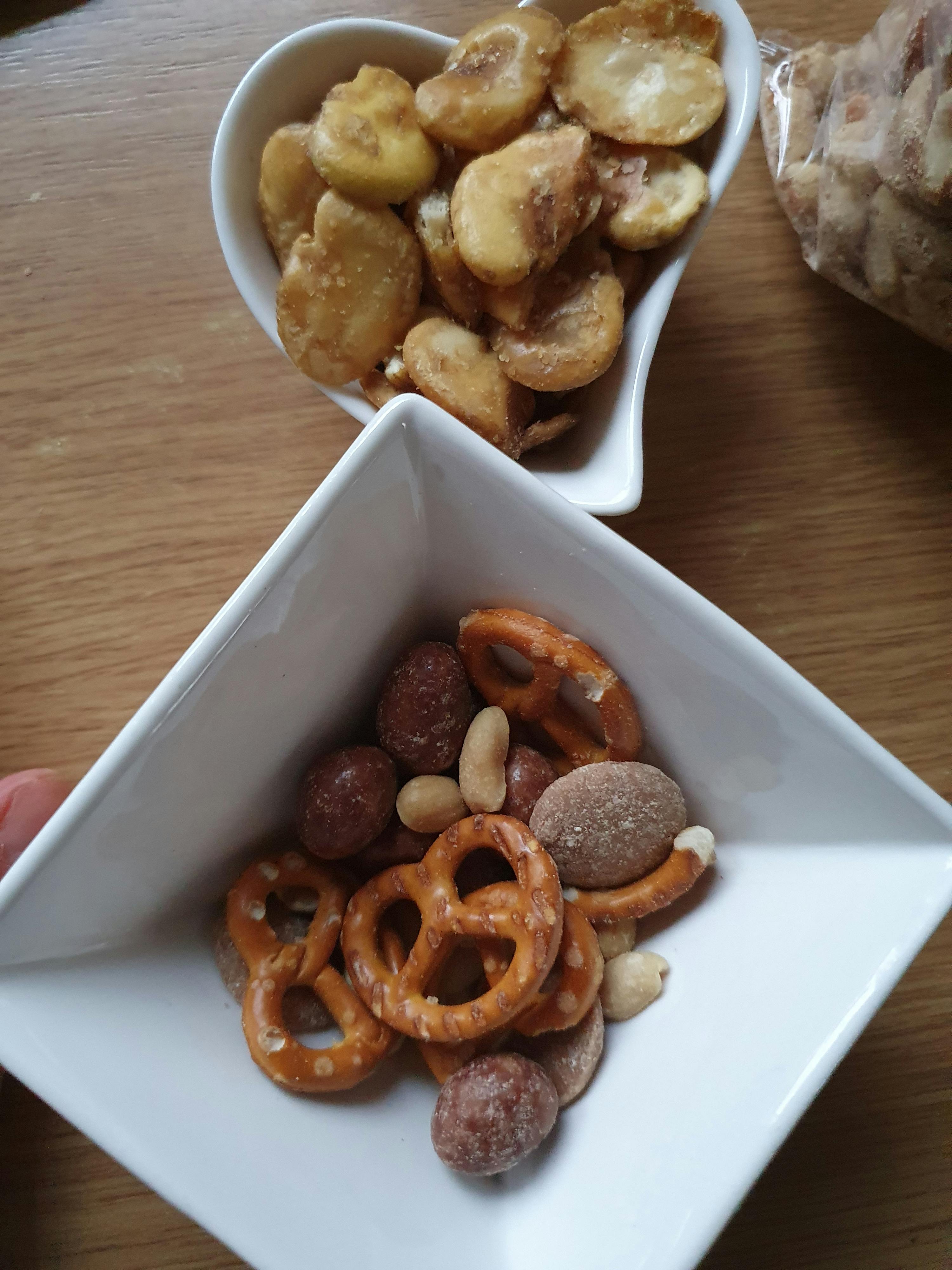 deux bols de collations sont posés sur une table en bois