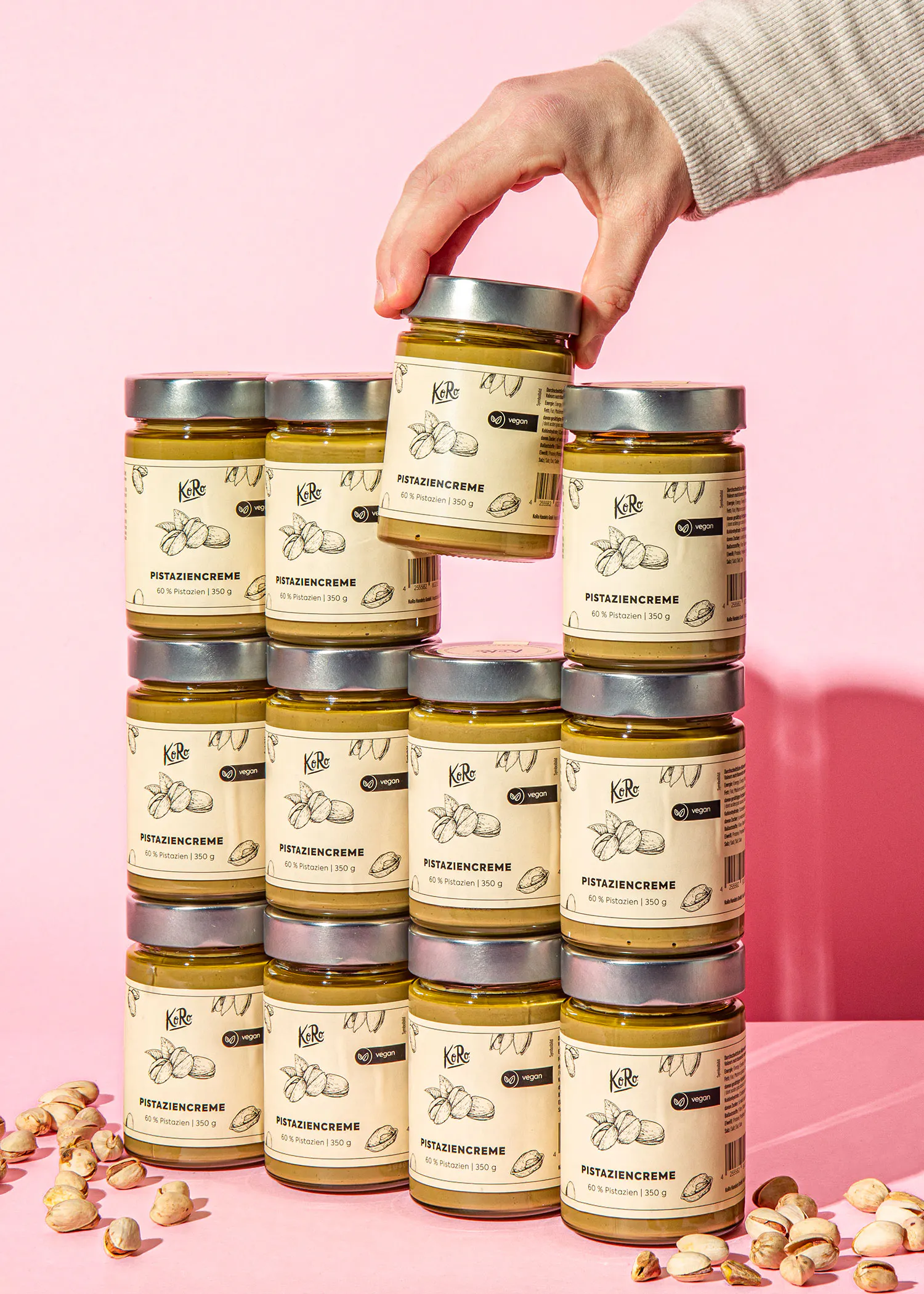 un tas de bocaux empilés les uns sur les autres avec l' étiquette " pistaziencreme "