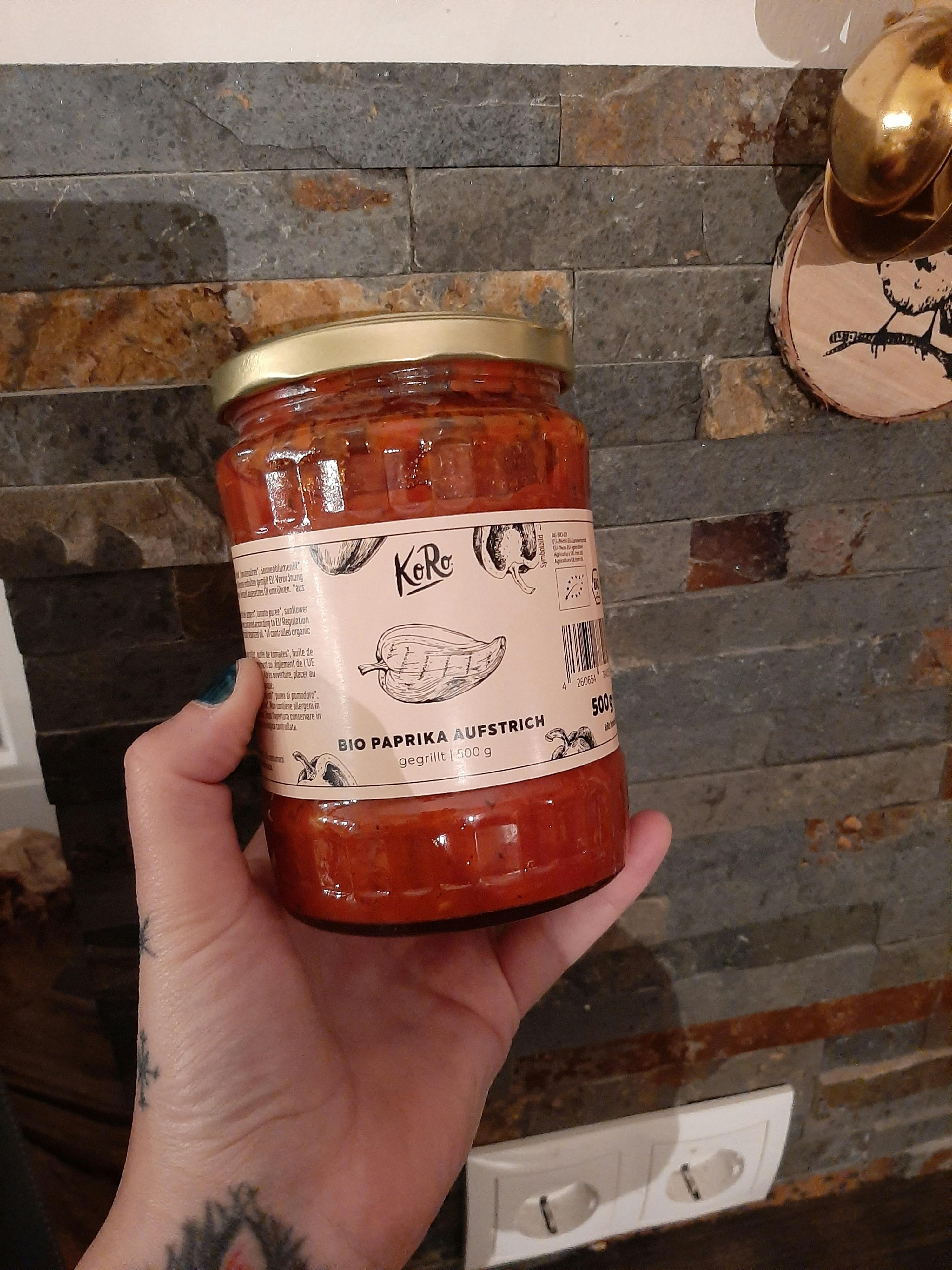 eine Person hält in der Hand ein Glas mit einem Etikett darauf