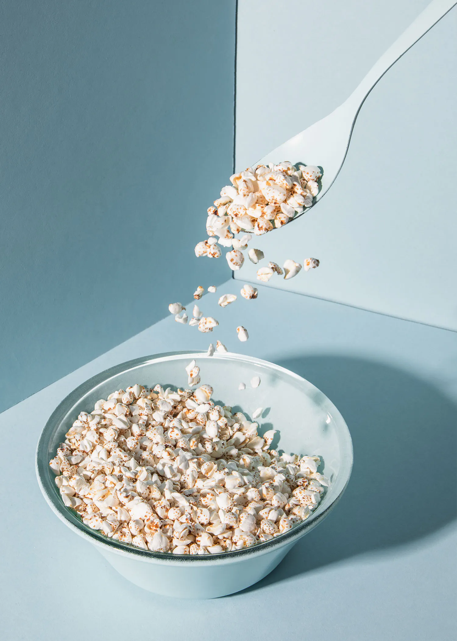 une cuillère remplie d' avoine est versée dans un bol