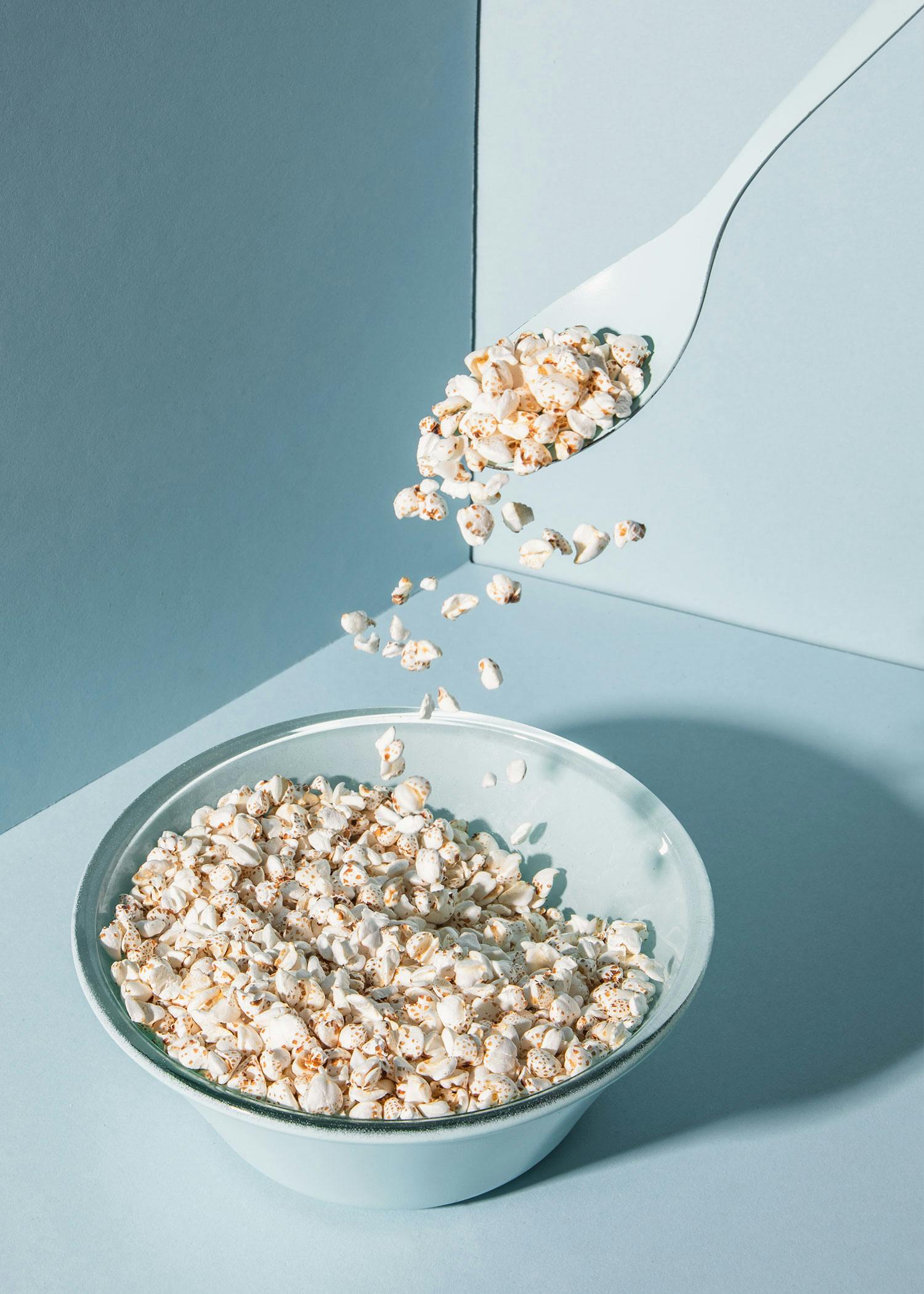 eine Schüssel Haferflocken mit einem Löffel darin