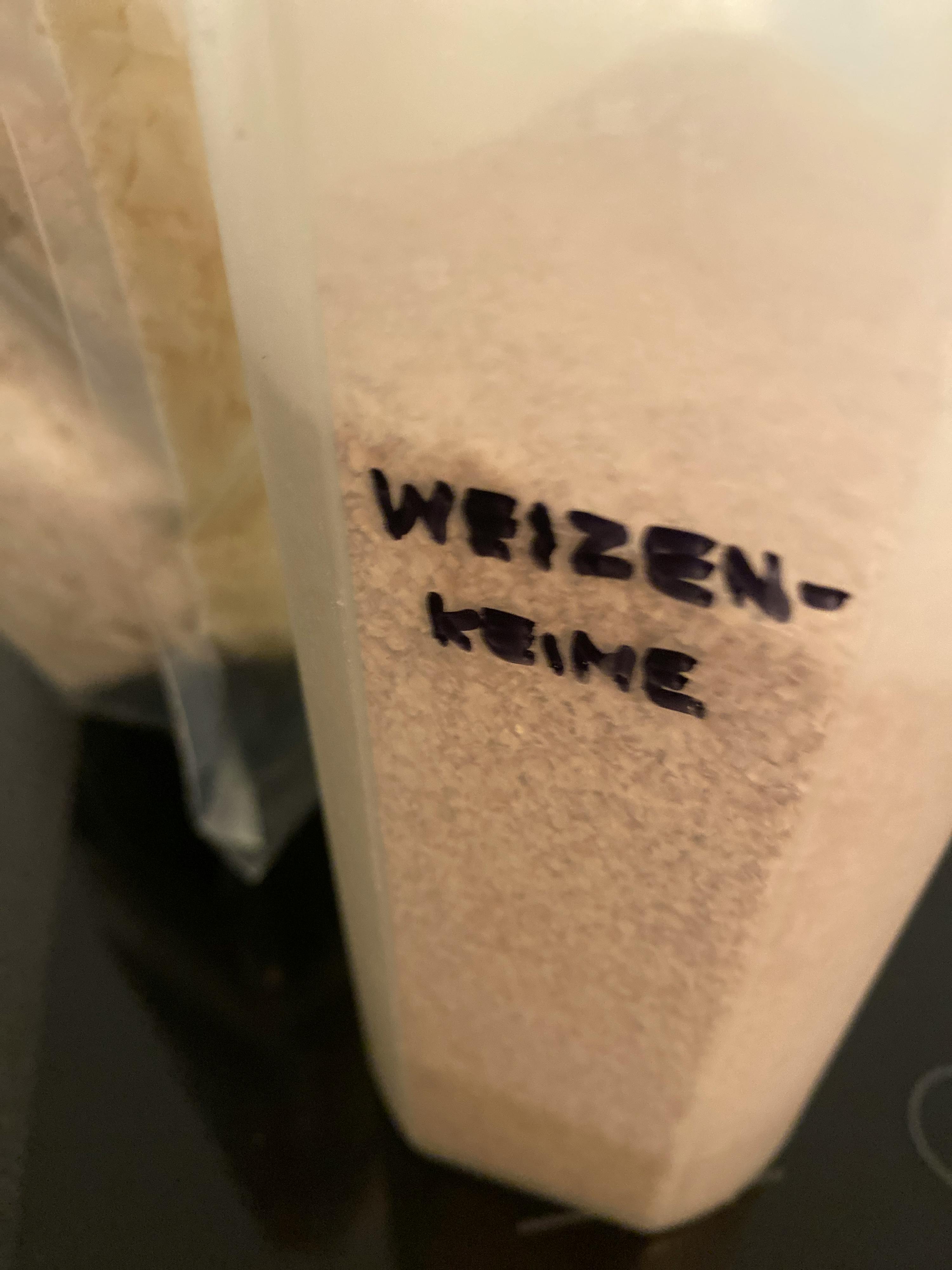 eine Nahaufnahme eines Plastikbehälters mit Weizenmehl darin