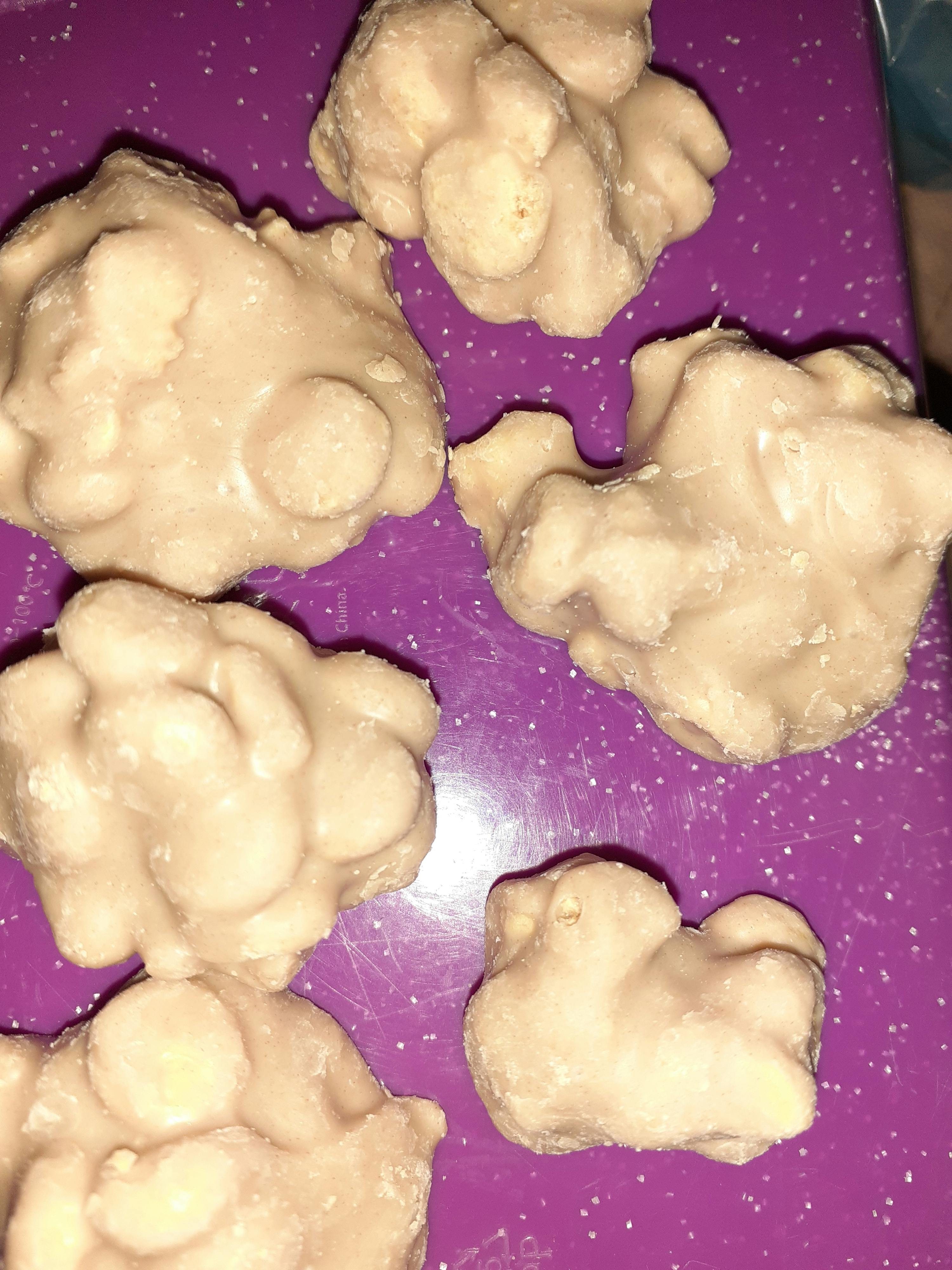 quelques morceaux de pâte sont posés sur une planche à découper violette