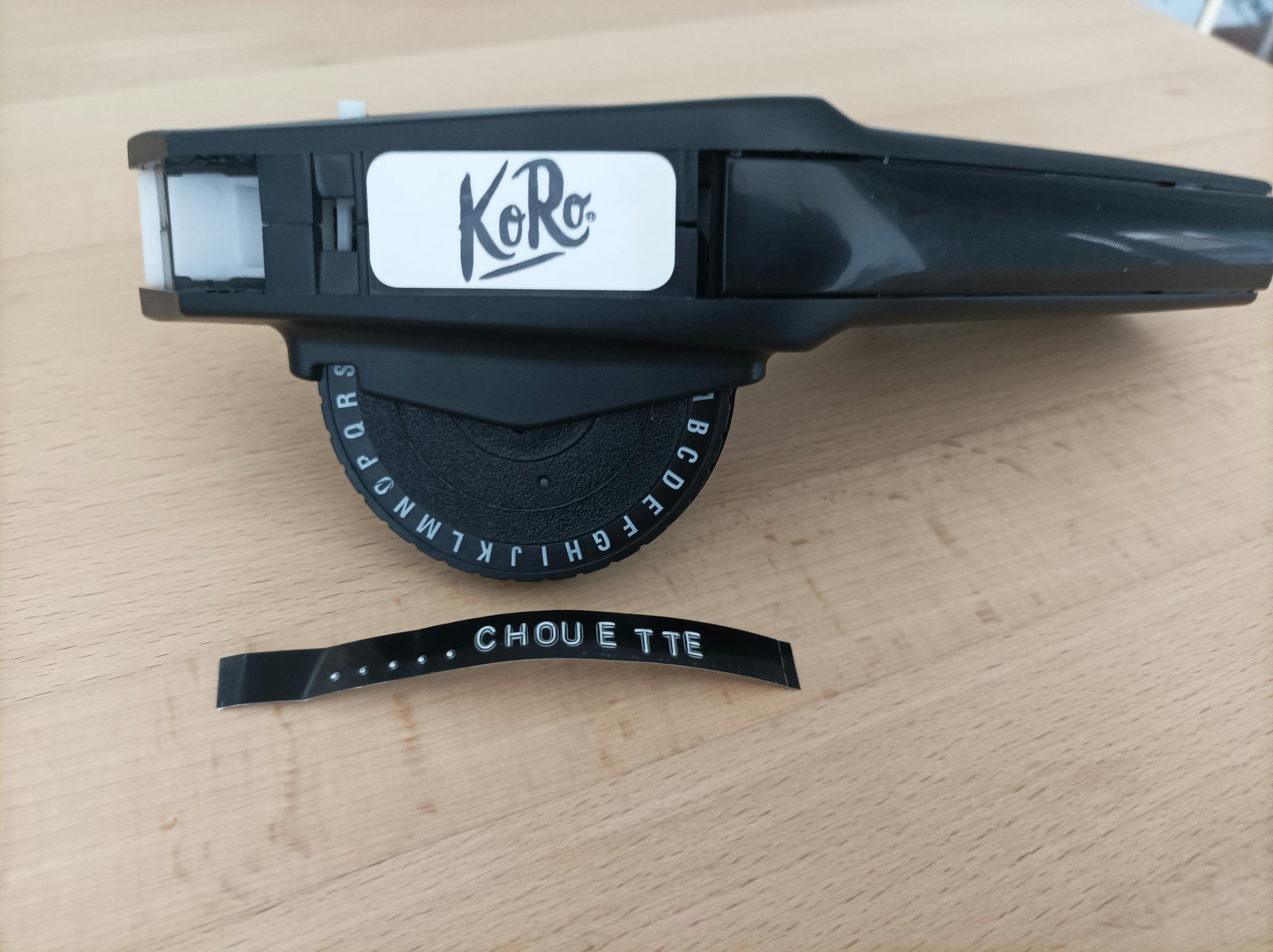 the word chouette is on the black tape