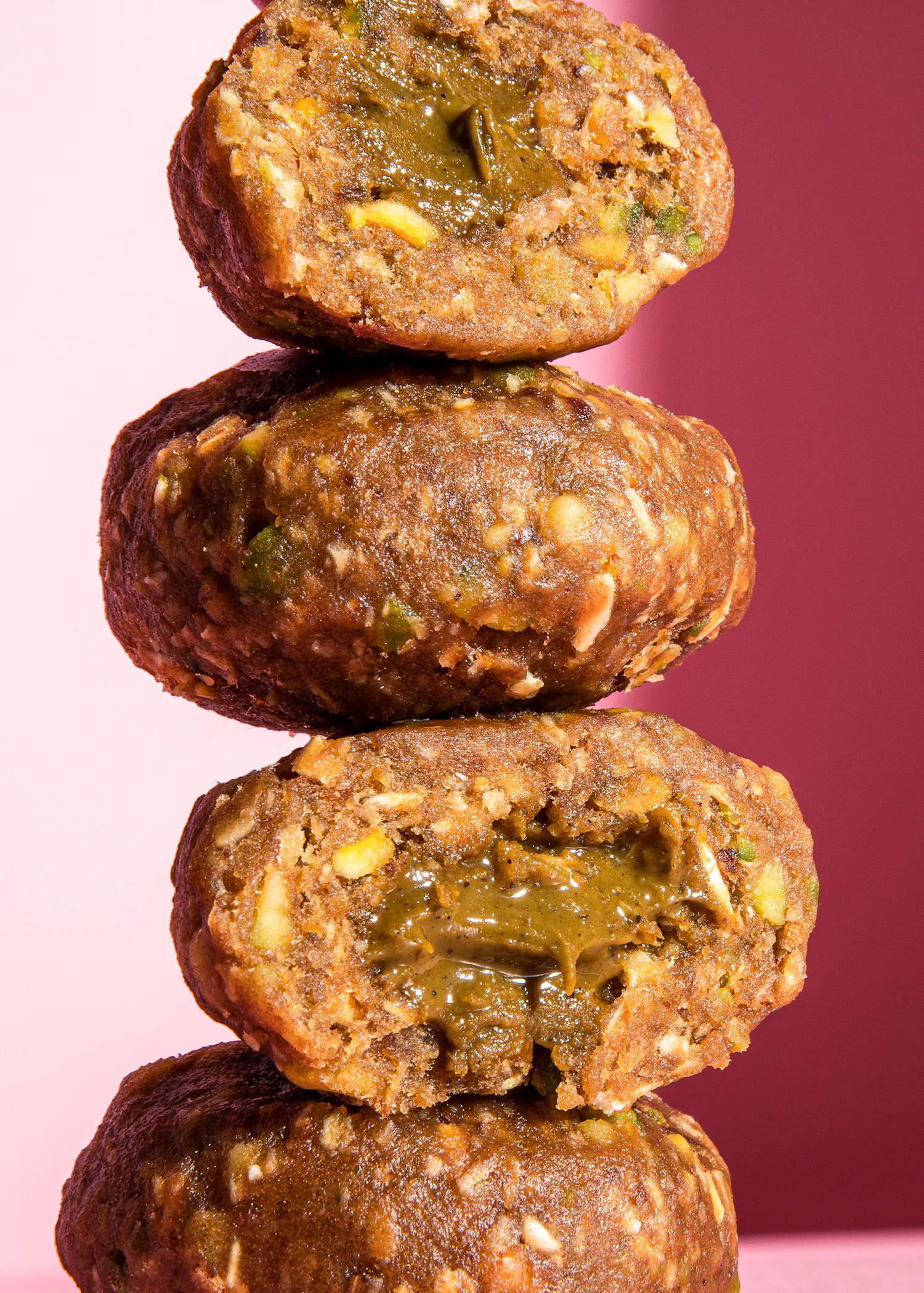 quatre biscuits empilés les uns sur les autres avec une bouchée visible