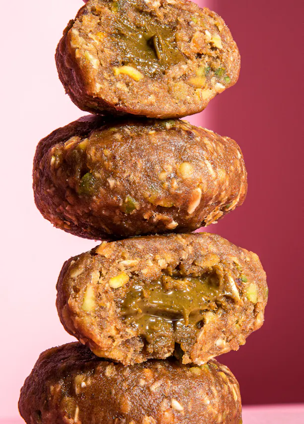 quatre biscuits empilés les uns sur les autres avec une bouchée visible