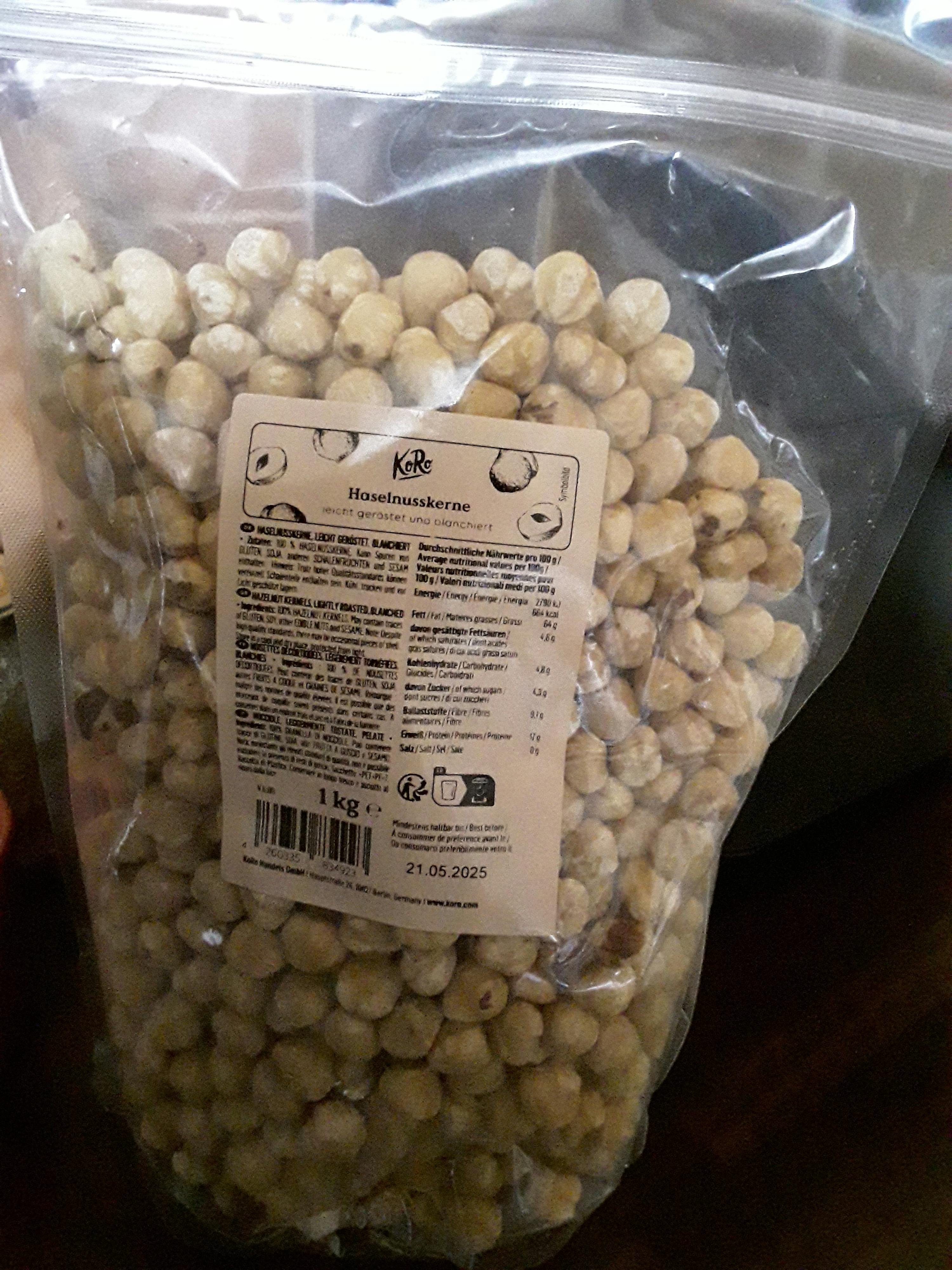 eine Tüte Haselnüsse mit einem Etikett auf der Rückseite