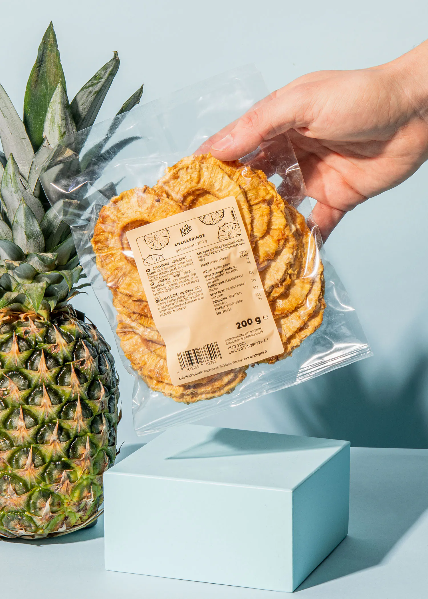 une personne tient un sac de nourriture près d' un ananas