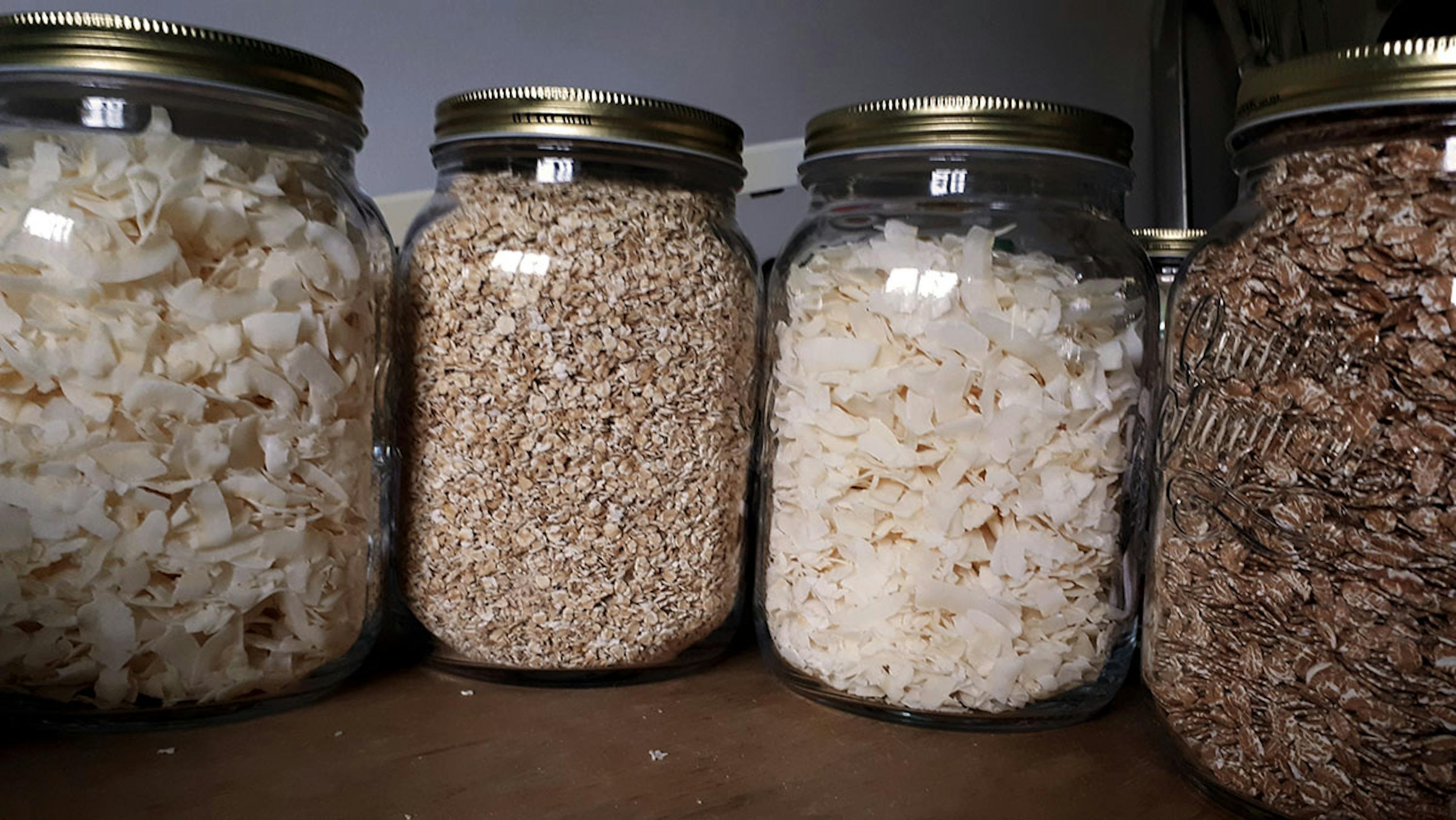 un tas de bocaux remplis de différents types de céréales