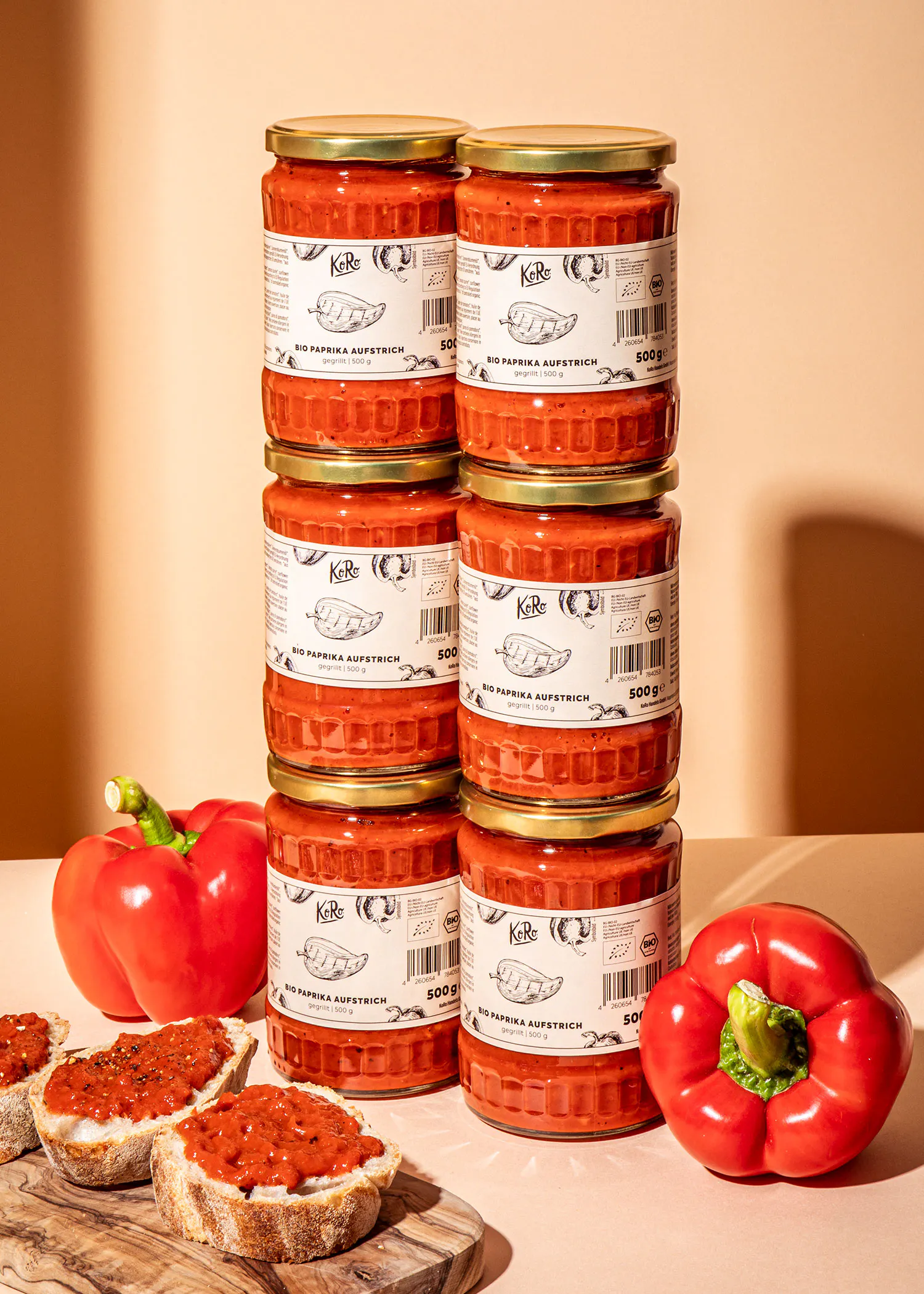 sechs Flaschen paprika aufstrich stehen nebeneinander